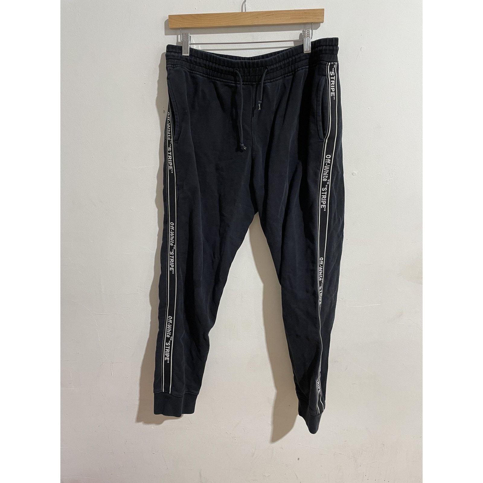 Off-White OFF-WHITE STRIPE LOGO SWEAT PANT SIZE XXL PREOWNED Size US 34 / EU 50 - 1 Thumbnail
