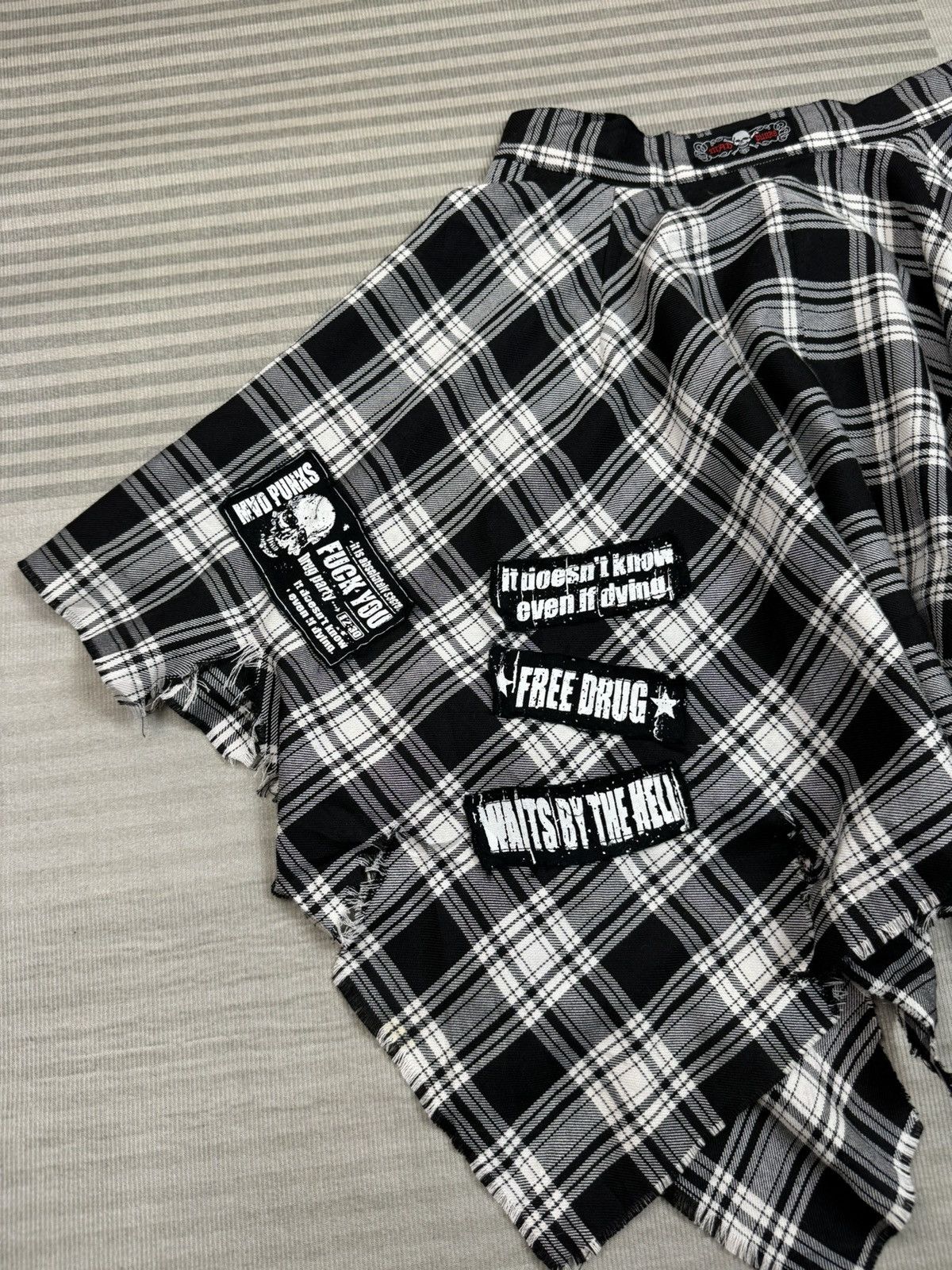 If Six Was Nine Mad Punk Girl Skirt Skull Plaid Size 25" / US 0 / IT 36 - 6 Thumbnail