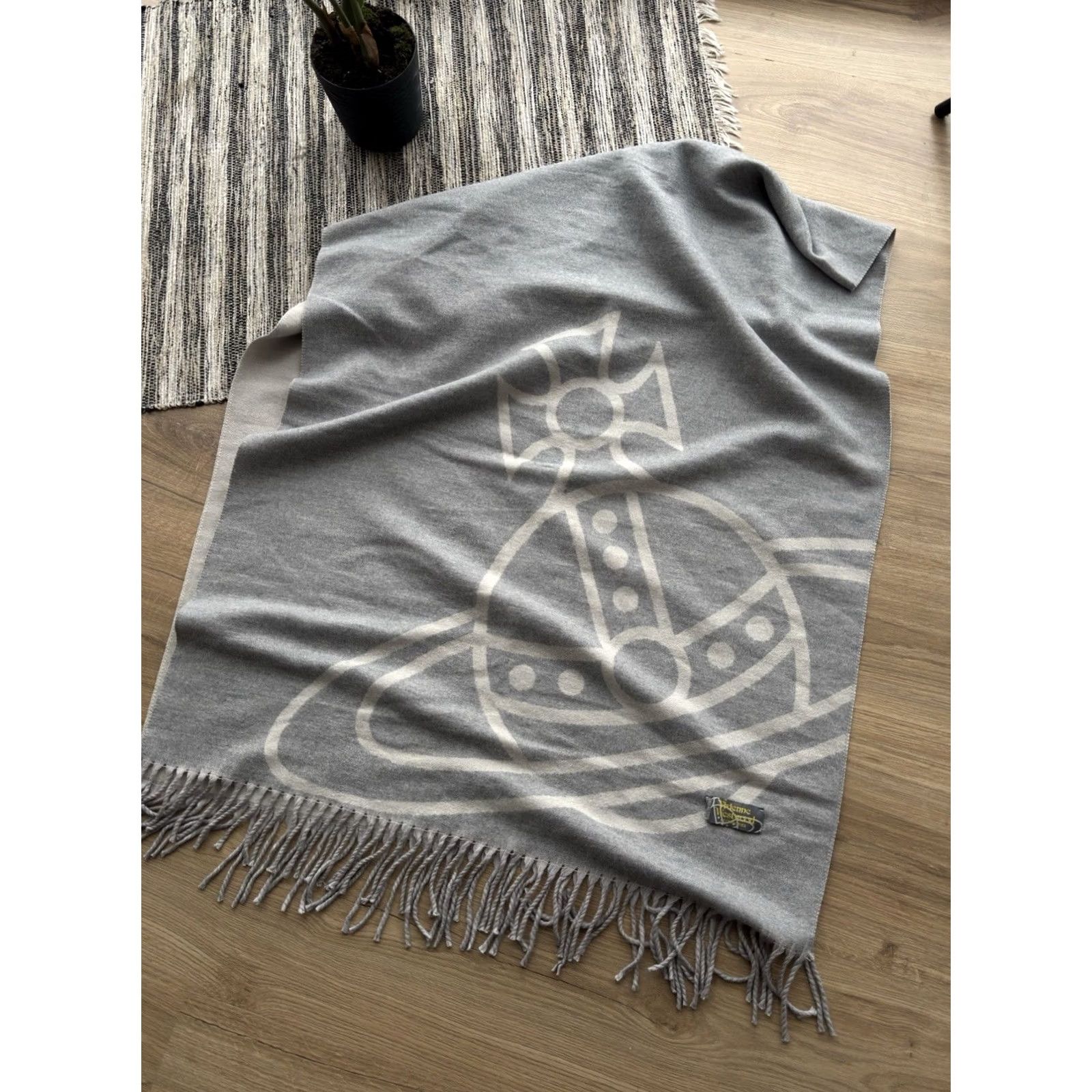 Vivienne Westwood VINTAGE Vivienne Westwood Big Logo Cashmere Luxury Big Scarf Scarf Unisex Gray 60/180 cm Logo Vintage 90s England London USA Winter Size ONE SIZE - 2 Thumbnail