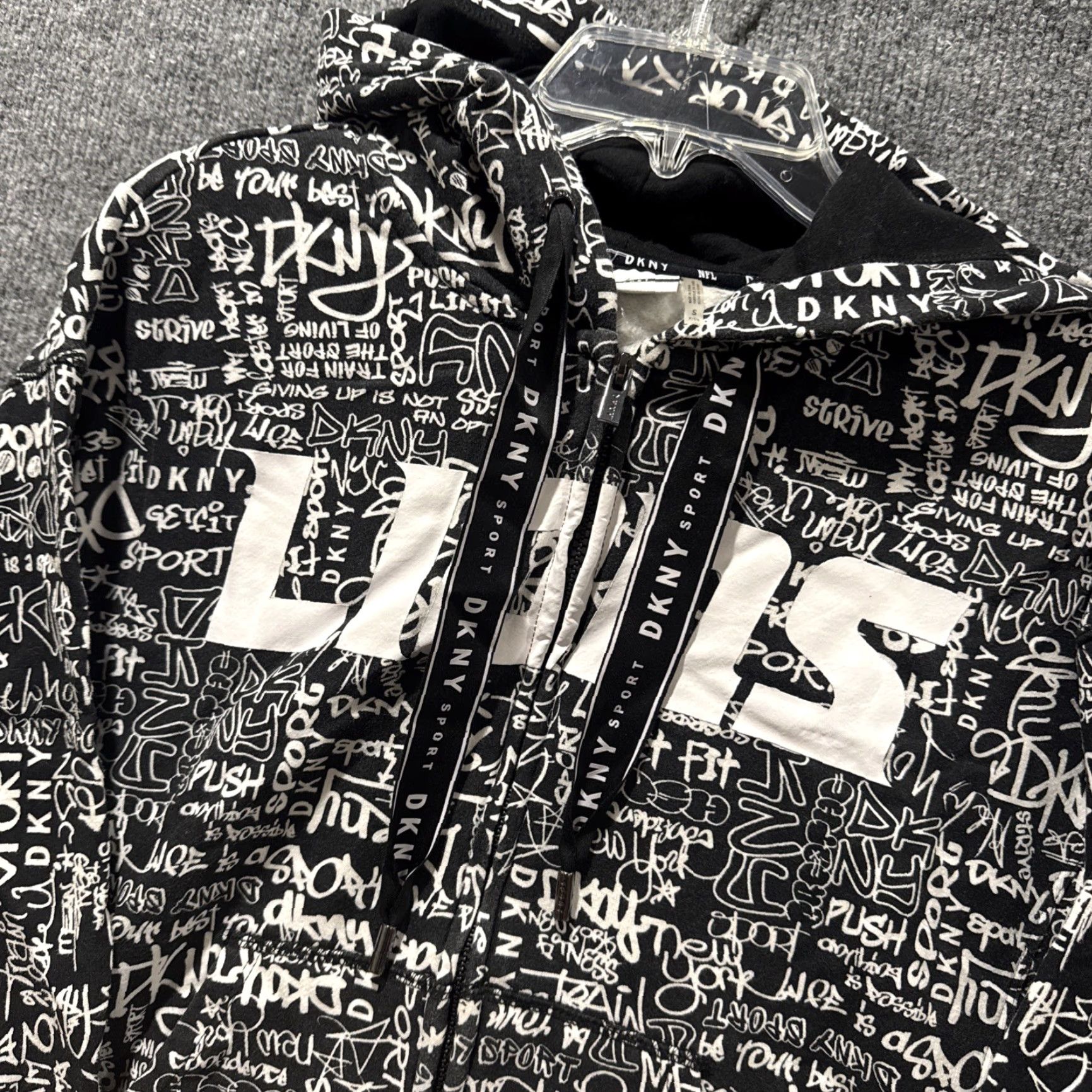DKNY VINTAGE DKNY Detroit Lions Y2K Graffiti Print AOP Zip-Up Hoodie S Women Black Full Zip/Lions Activewear Mens Womens Size S / US 4 / IT 40 - 3 Thumbnail