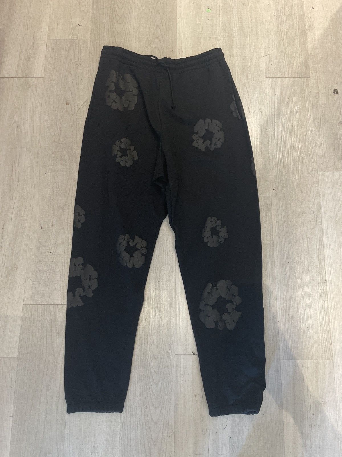 DENIM TEARS Denim Tears Cotton Wreath Sweatpants Black Mono Size US 32 / EU 48 - 1 Thumbnail