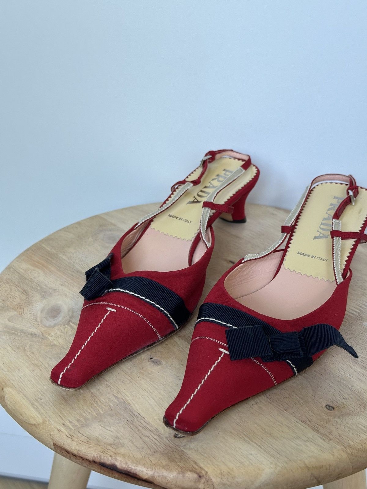 Prada Tytuł Prada Red Satin Slingback Kitten Heels With Navy Bow Size US 7.5 / IT 37.5 - 10 Thumbnail