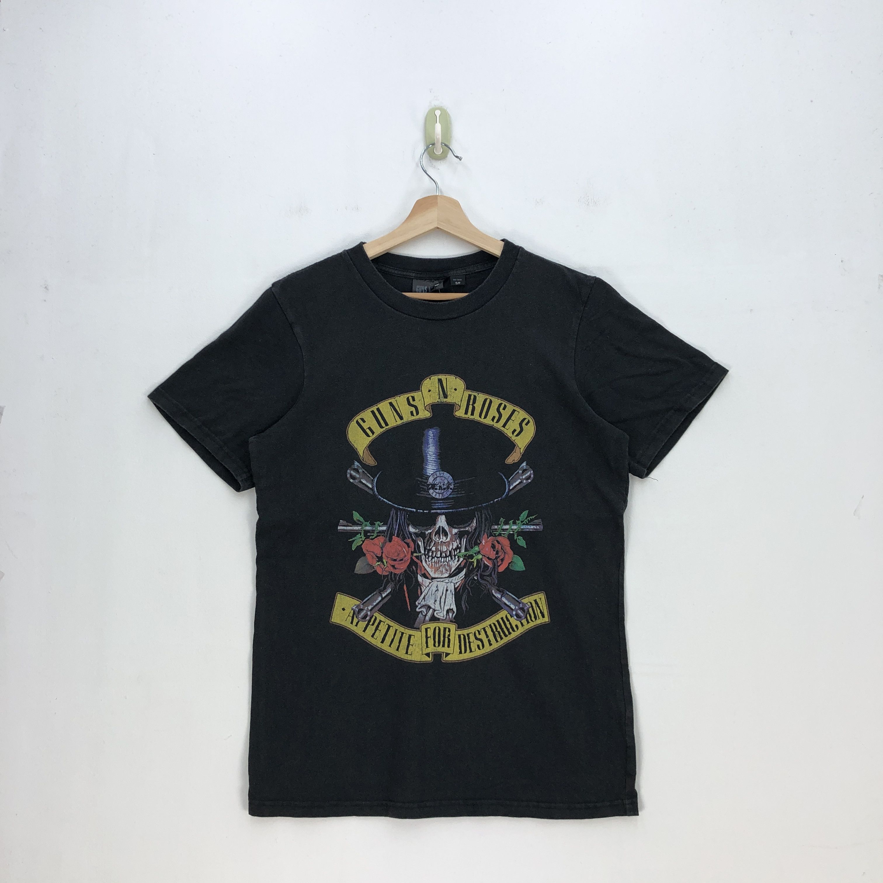 Band Tees Vintage Gun and Rosses T Shirt Rock Tour Band Tees Size US S / EU 44-46 / 1 - 1 Thumbnail