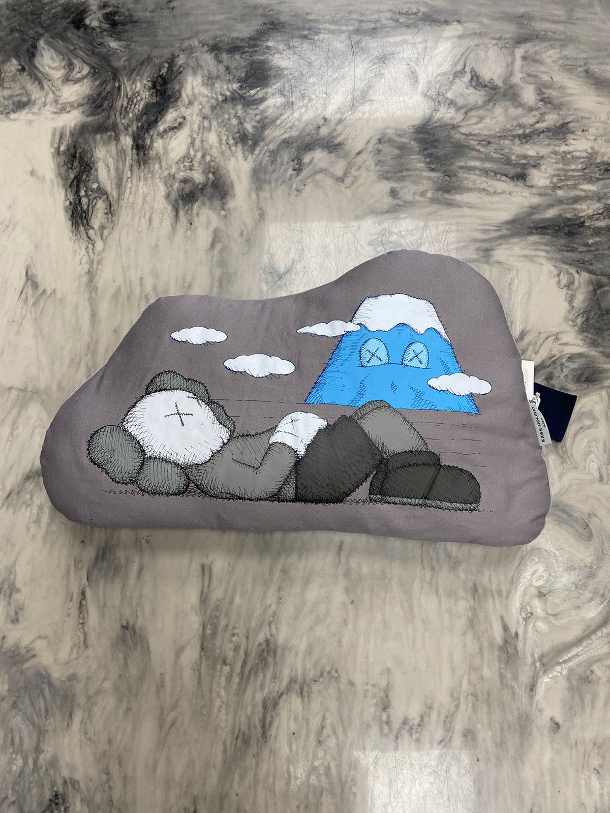 KAWS HOLIDAY JAPAN クッション KAWS HOLIDAY JAPAN クッション KAWS:HOLIDAY' Lands in Fourth Stop