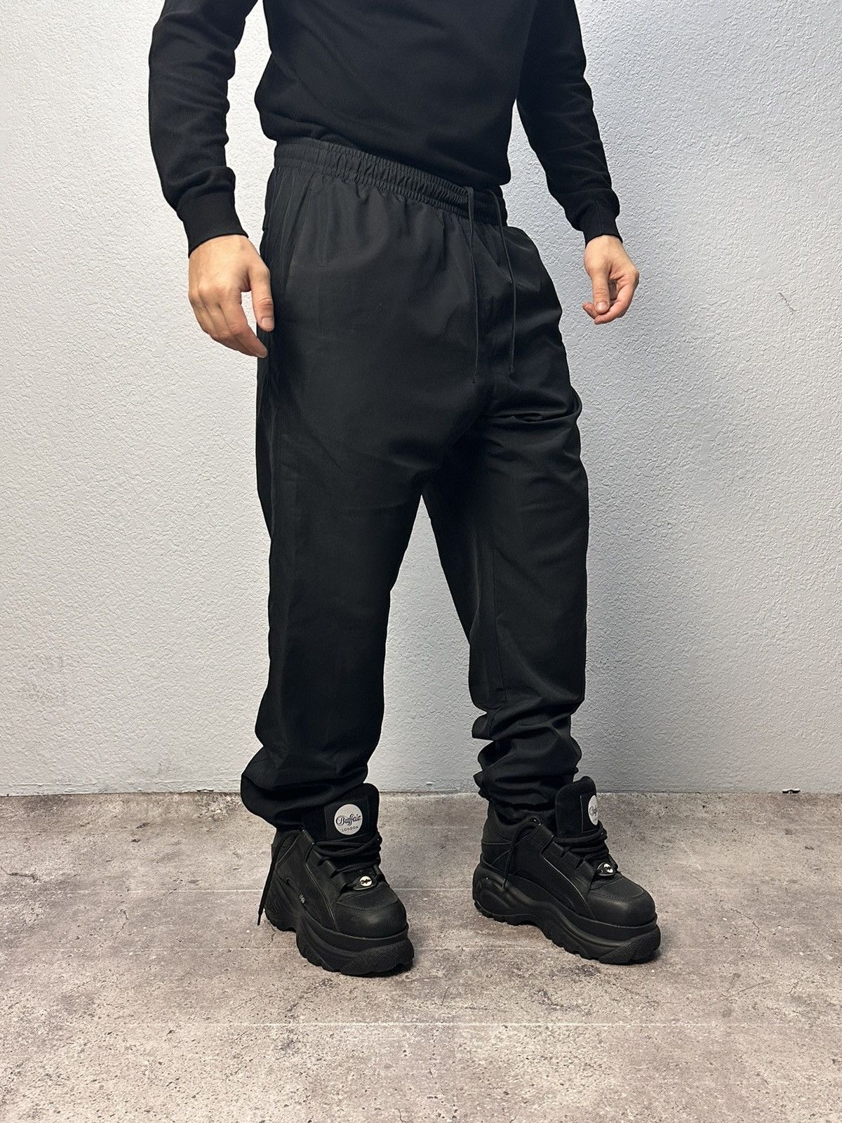 Nike Nike swoosh joggers black track pants y2k hype streetwear Size US 32 / EU 48 - 3 Thumbnail