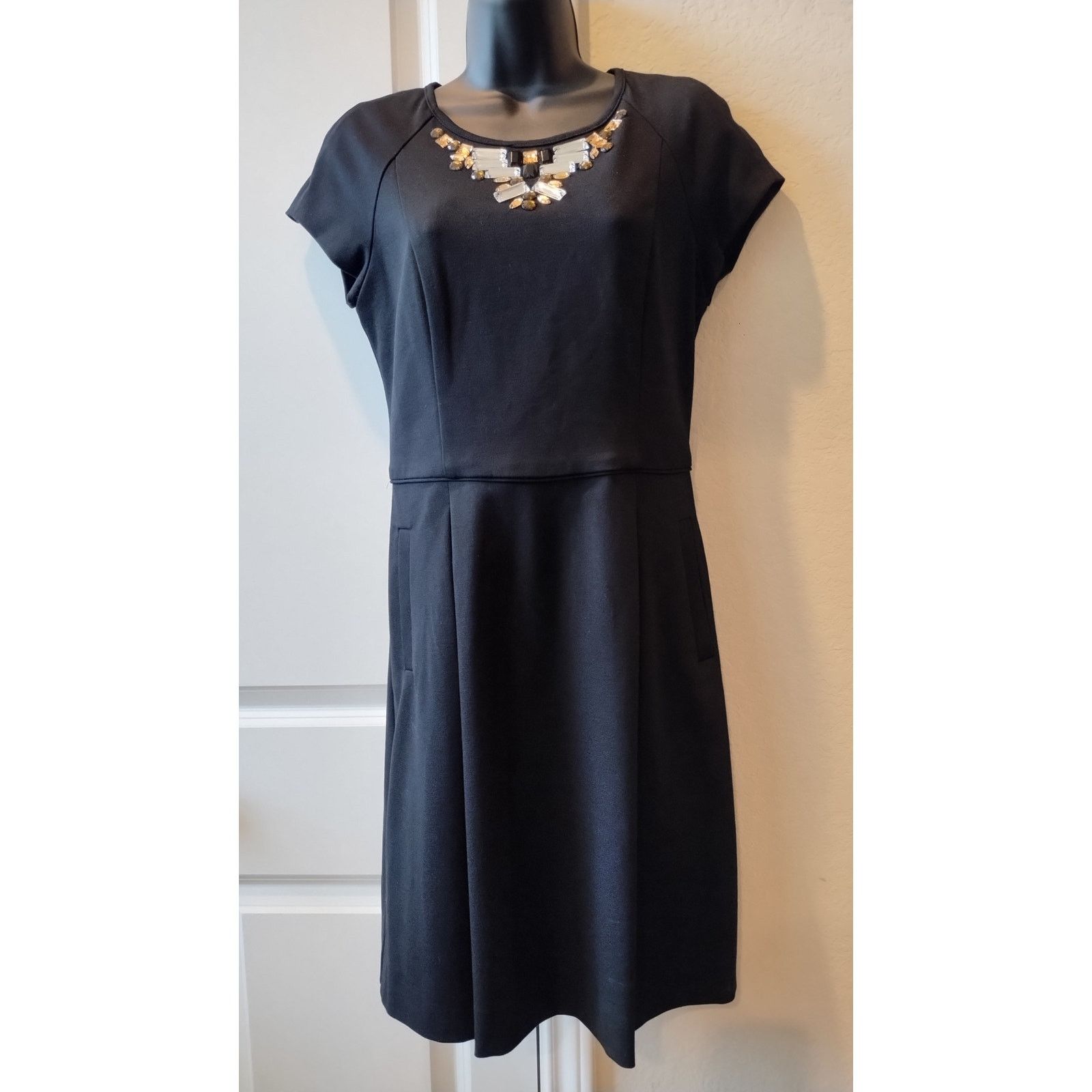 Banana Republic Banana Republic short sleeves Black Jewel neckline Dress Sz2 Size XS / US 0-2 / IT 36-38 - 1 Thumbnail