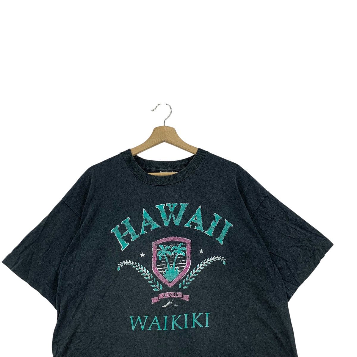 Vintage Vintage 90’ HAWAII ALOHA WAIKIKI Crest Logo Tee Shirt Top Size US XL / EU 56 / 4 - 2 Thumbnail