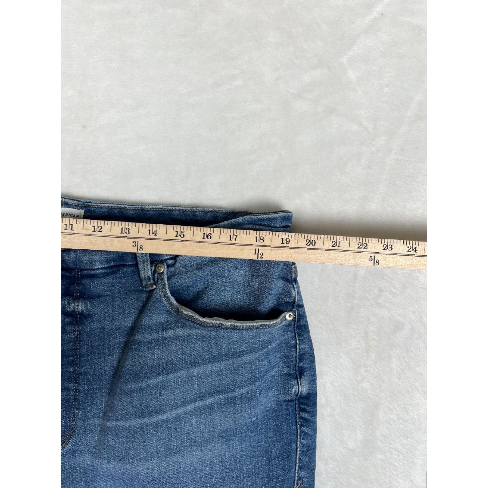 Good American Good American Good Legs Crop Jeans Womens 22 Blue Medium Wash Distressed Denim Crop Distressed Pockets Stretch Plus-Size 29in Inseam Mens? No. Size 40" / US 18 - 3 Thumbnail