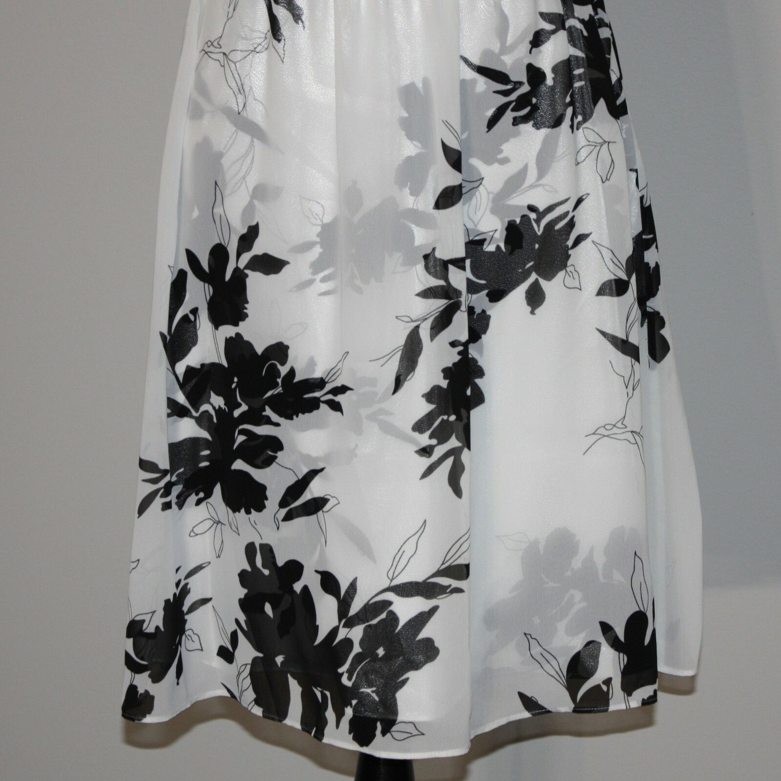 Ann Taylor White & Black Flower Floral Dress in size Petite 4 Size S / US 4 / IT 40 - 7 Thumbnail