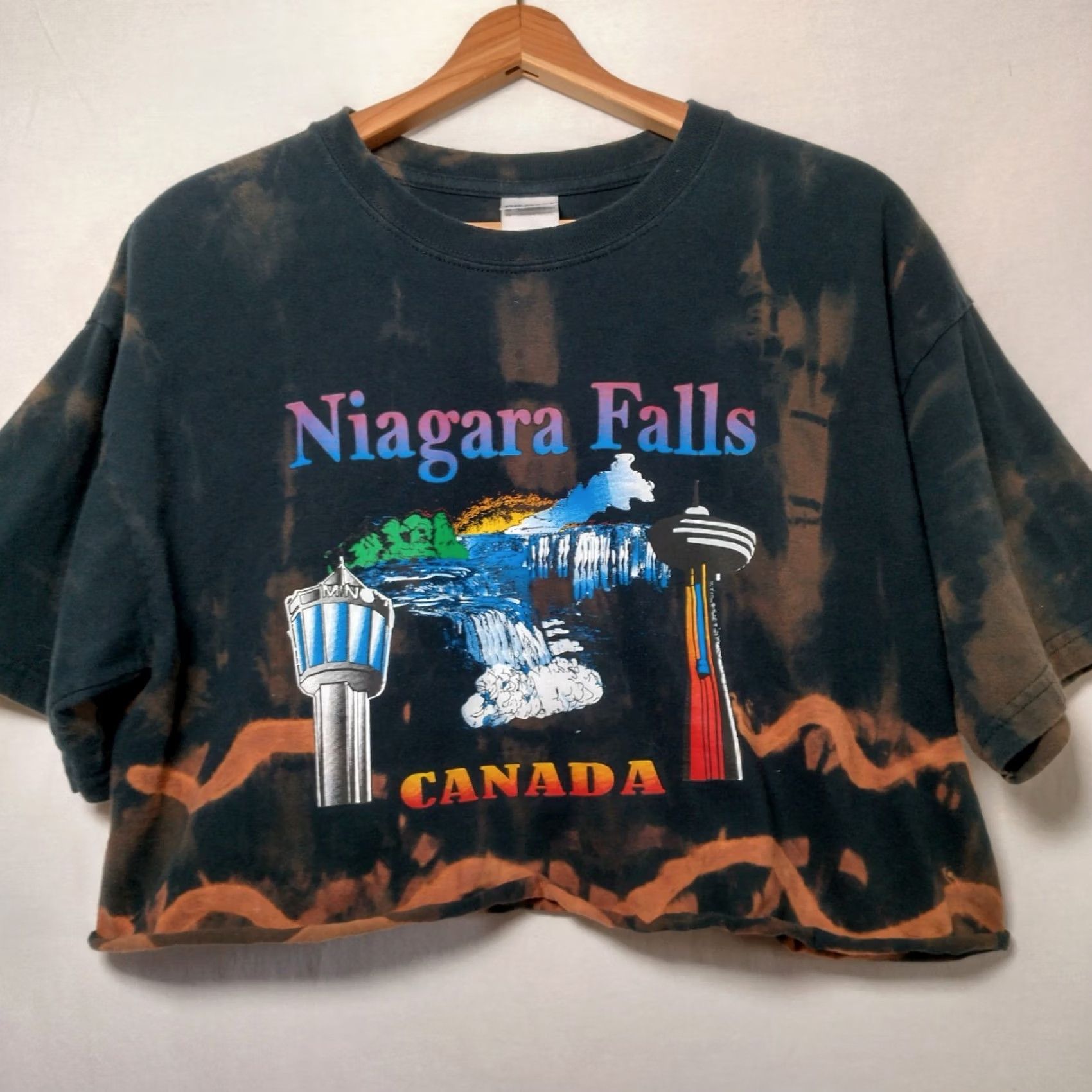 Gildan VINTAGE Gildan Rainbow Bleach Dye Niagara Falls Canada Crop Top Shirt L Black Unisex Adults Crew Neck Short Sleeve Graphic Waterfall - Size US L / EU 52-54 / 3 - 2 Thumbnail