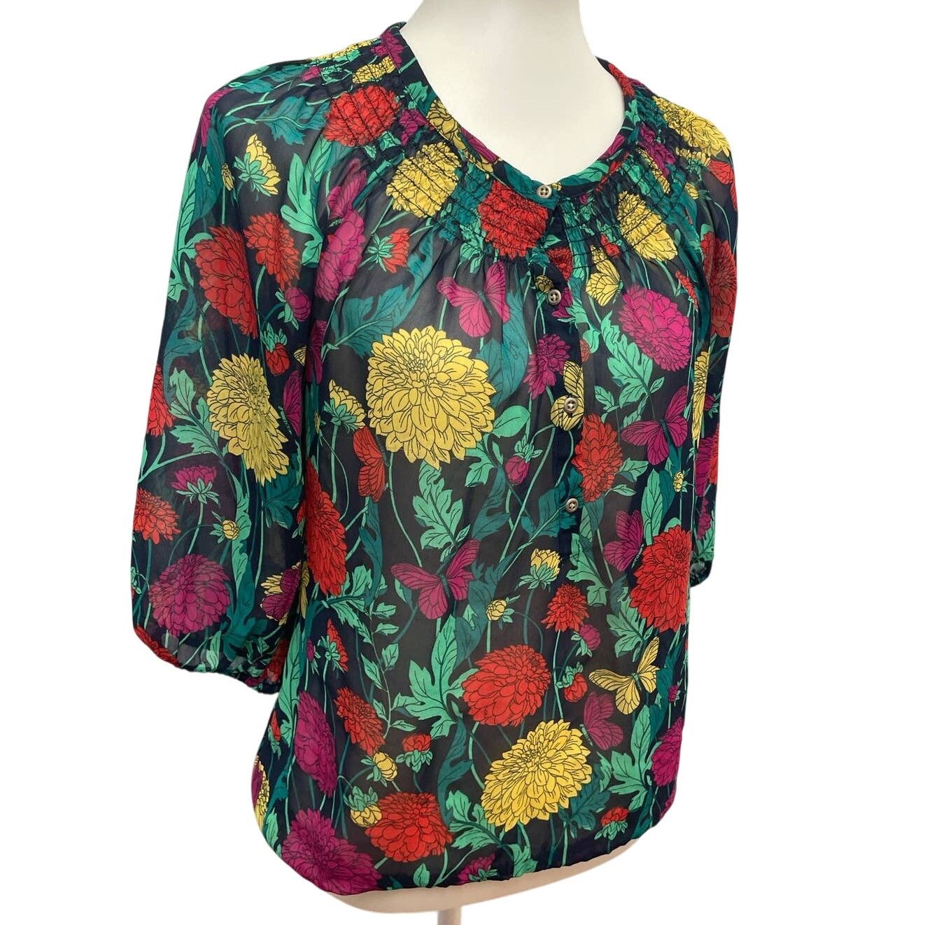 Banana Republic Banana Republic Small Petite Carnation 3 Button Blouse Size S / US 4 / IT 40 - 1 Thumbnail