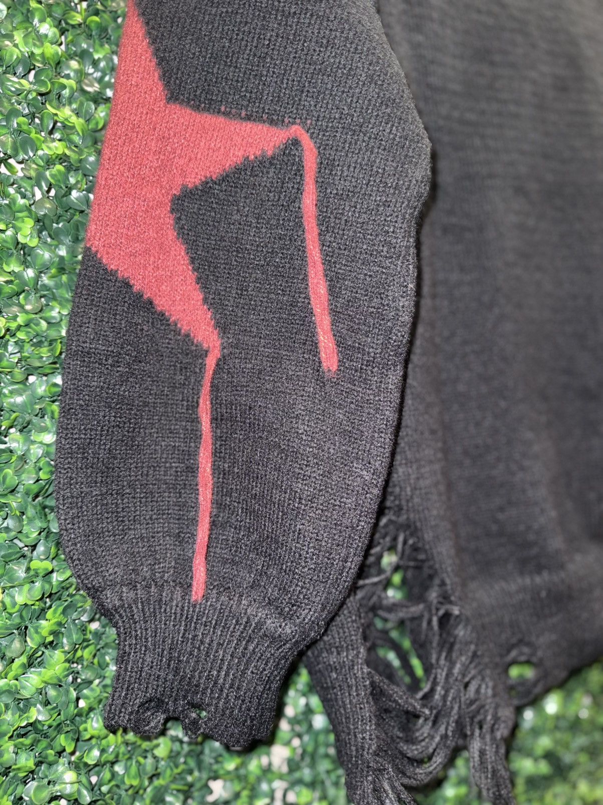 Other Black and red distressed graphic street wear sweater size L Size US L / EU 52-54 / 3 - 7 Thumbnail