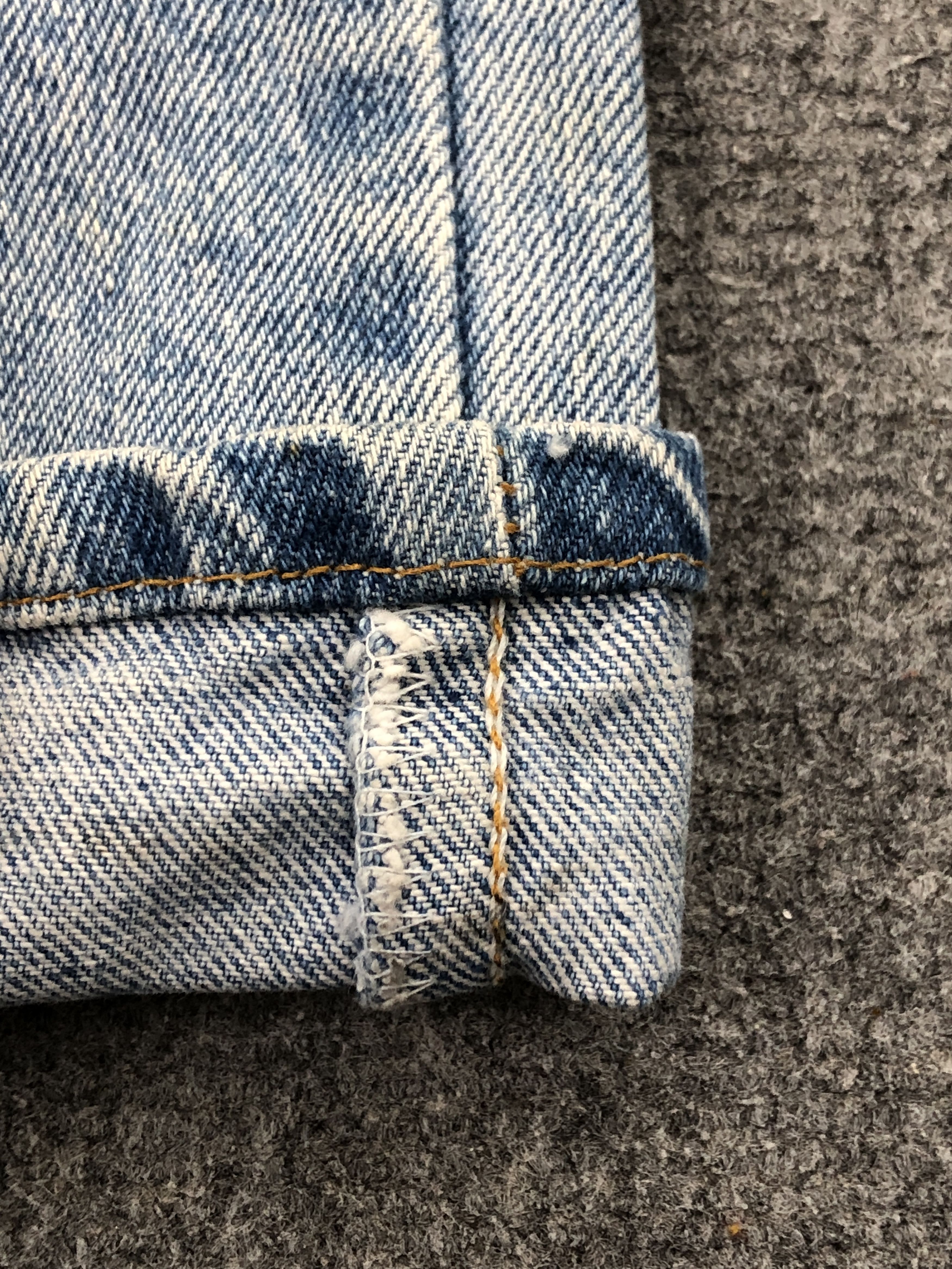 Distressed Vintage 90s Levi's 550 Light Washed Jeans