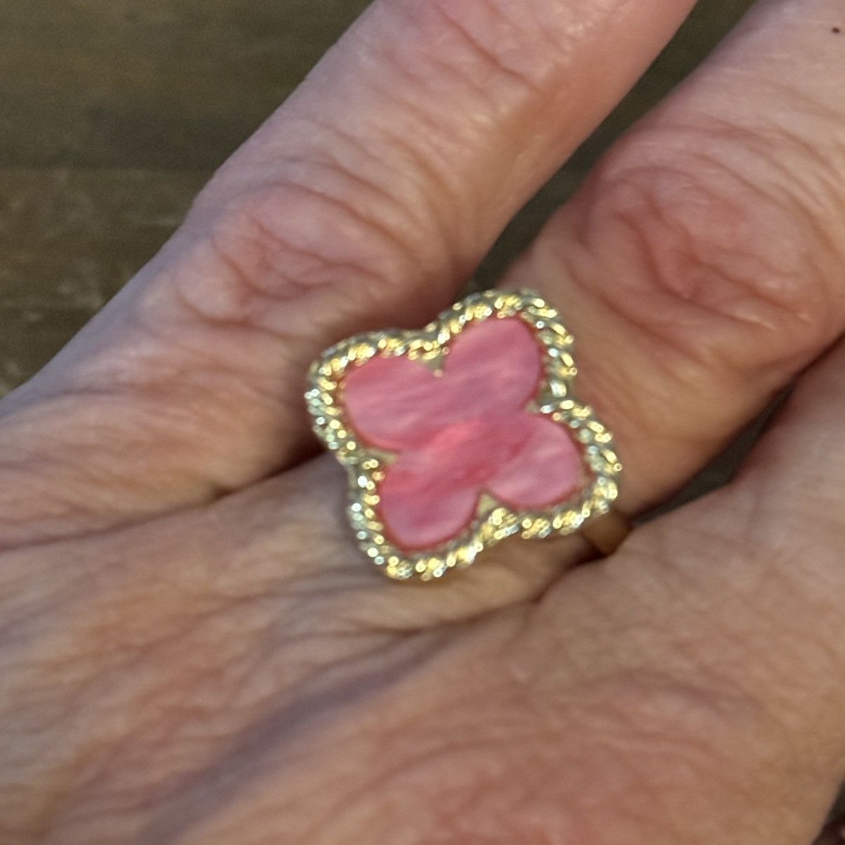 Other Gold tone pink mother of pearl inlay clover ring Size ONE SIZE - 3 Thumbnail