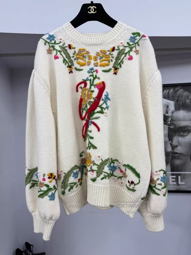 Gucci Gucci White heavy industry flower embroidery sweater Size M / US 6-8 / IT 42-44 - 1 Thumbnail