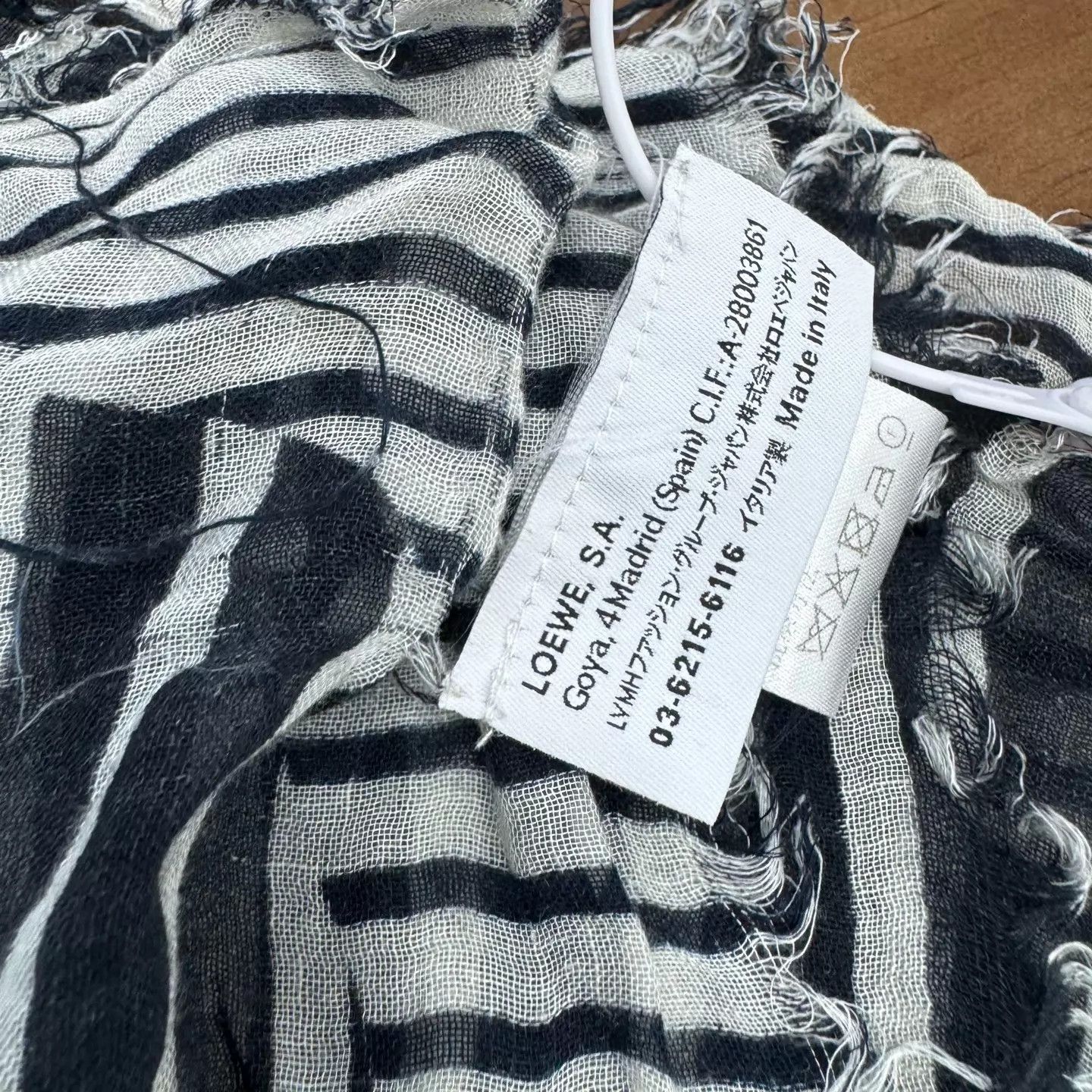 Loewe LOEWE Black & White Large Logo Scarf (Minor Snag) 140x200 Size ONE SIZE - 4 Thumbnail