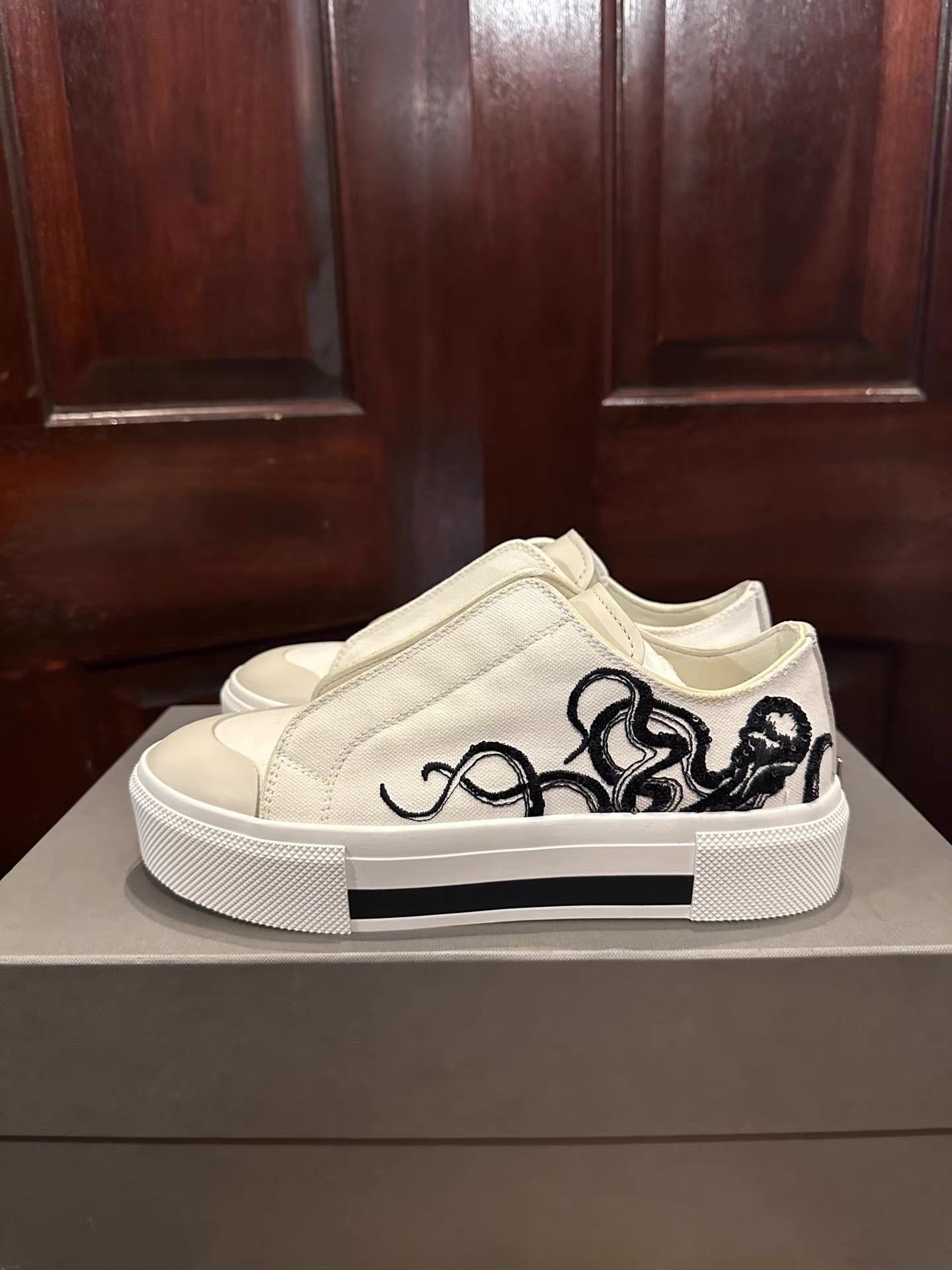 Alexander McQueen Alexander McQueen Women's White Octopus Ｑ25 Size US 6 / IT 36 - 2 Thumbnail