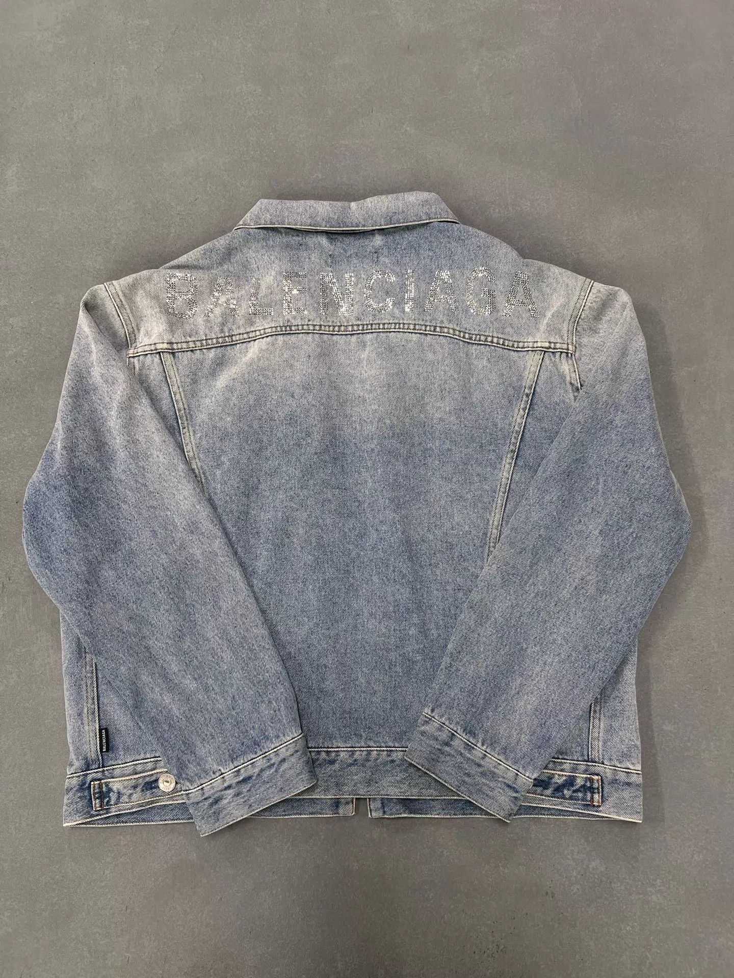 Balenciaga Balenciaga Light Wash Denim Jacket Back Rhinestone Logo 34 Size XXS / US 00 / IT 34 - 2 Thumbnail