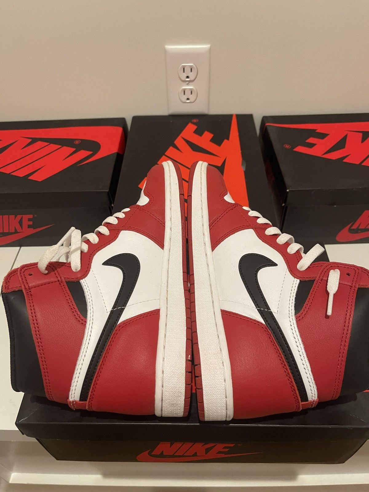 Jordan Brand Nike Air Jordan 1 Retro High Chicago 2015 Red White Black Size US 8.5 / EU 41-42 - 1 Thumbnail