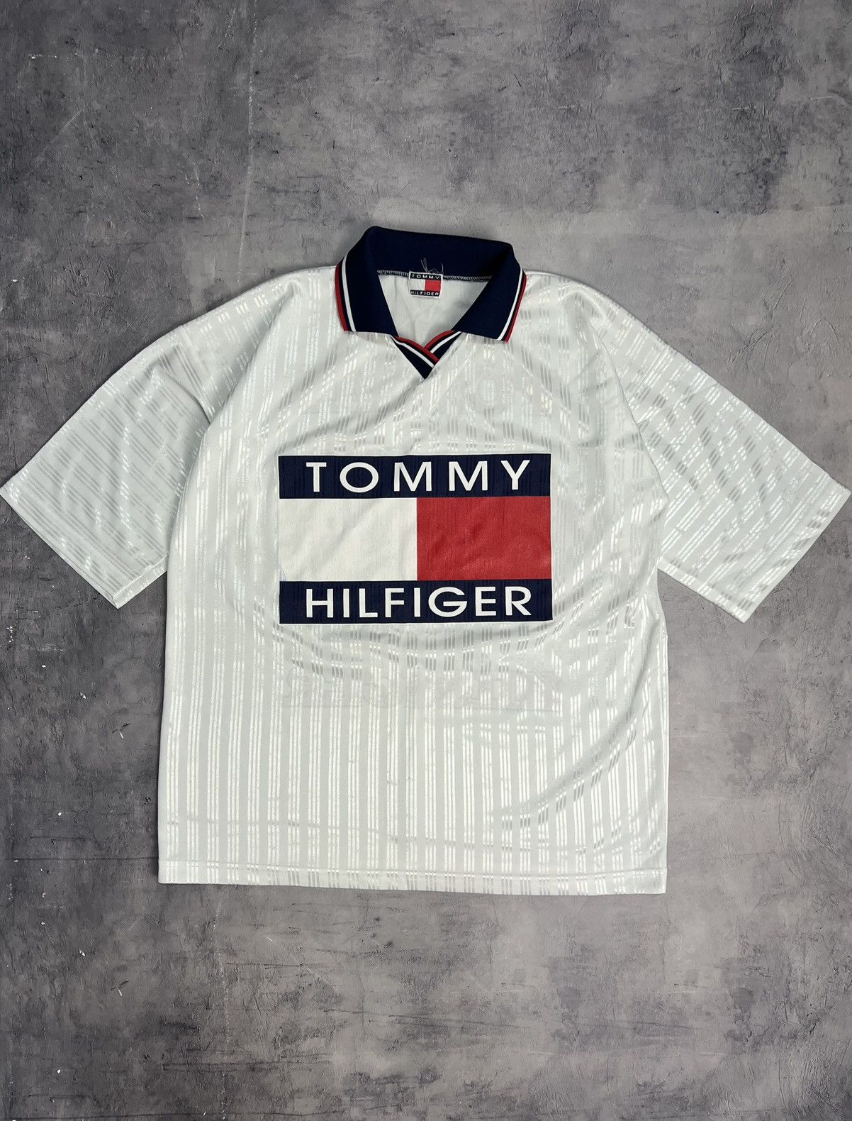 Tommy Hilfiger × Vintage Vintage Tommy Hilfiger T Shirt Big Logo Size US L / EU 52-54 / 3 - 1 Thumbnail