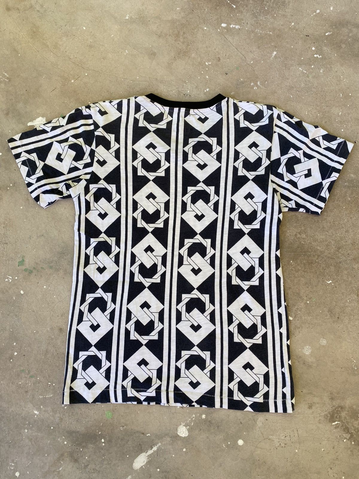 Uniqlo Uniqlo UT Japanese Pattern All Over Print Tee Japan Size US S / EU 44-46 / 1 - 11 Thumbnail