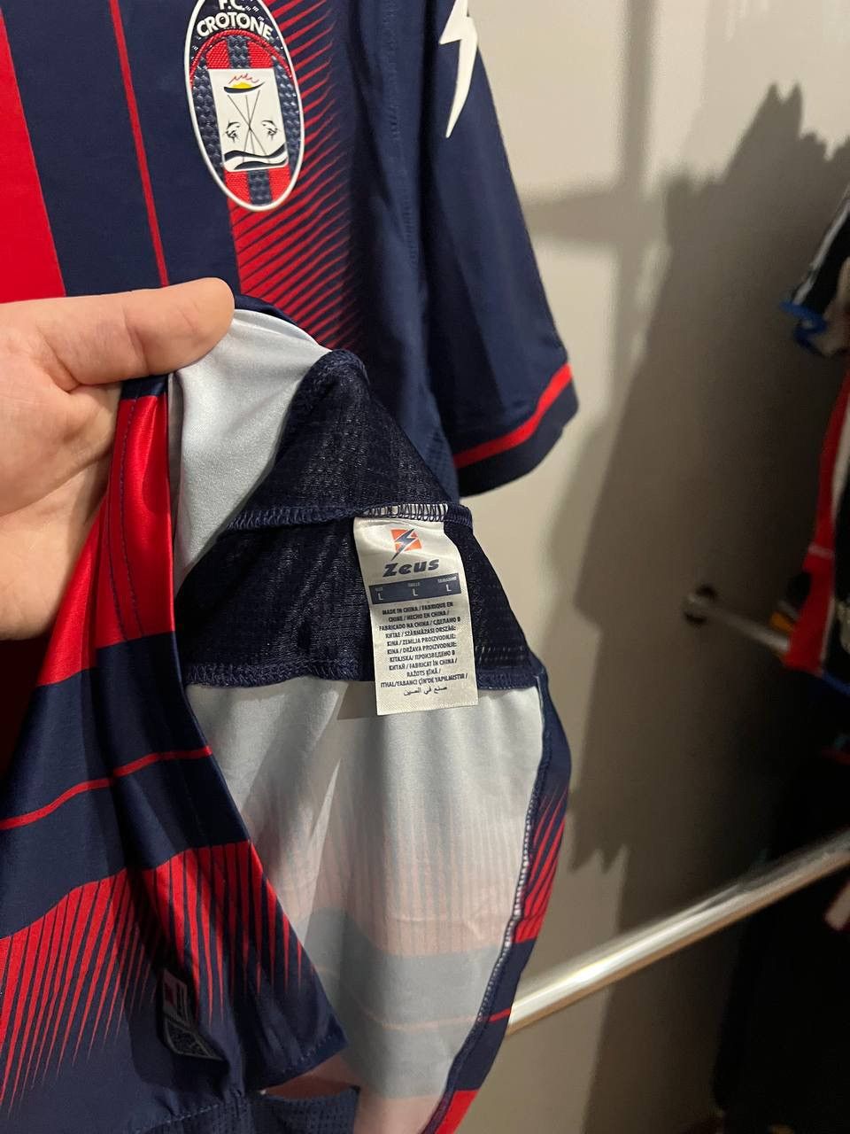 Sports Specialties 2018/19 CROTONE FC HOME SOCCER JERSEY FOOTBALL SHIRT ZEUS L Size US L / EU 52-54 / 3 - 13 Thumbnail