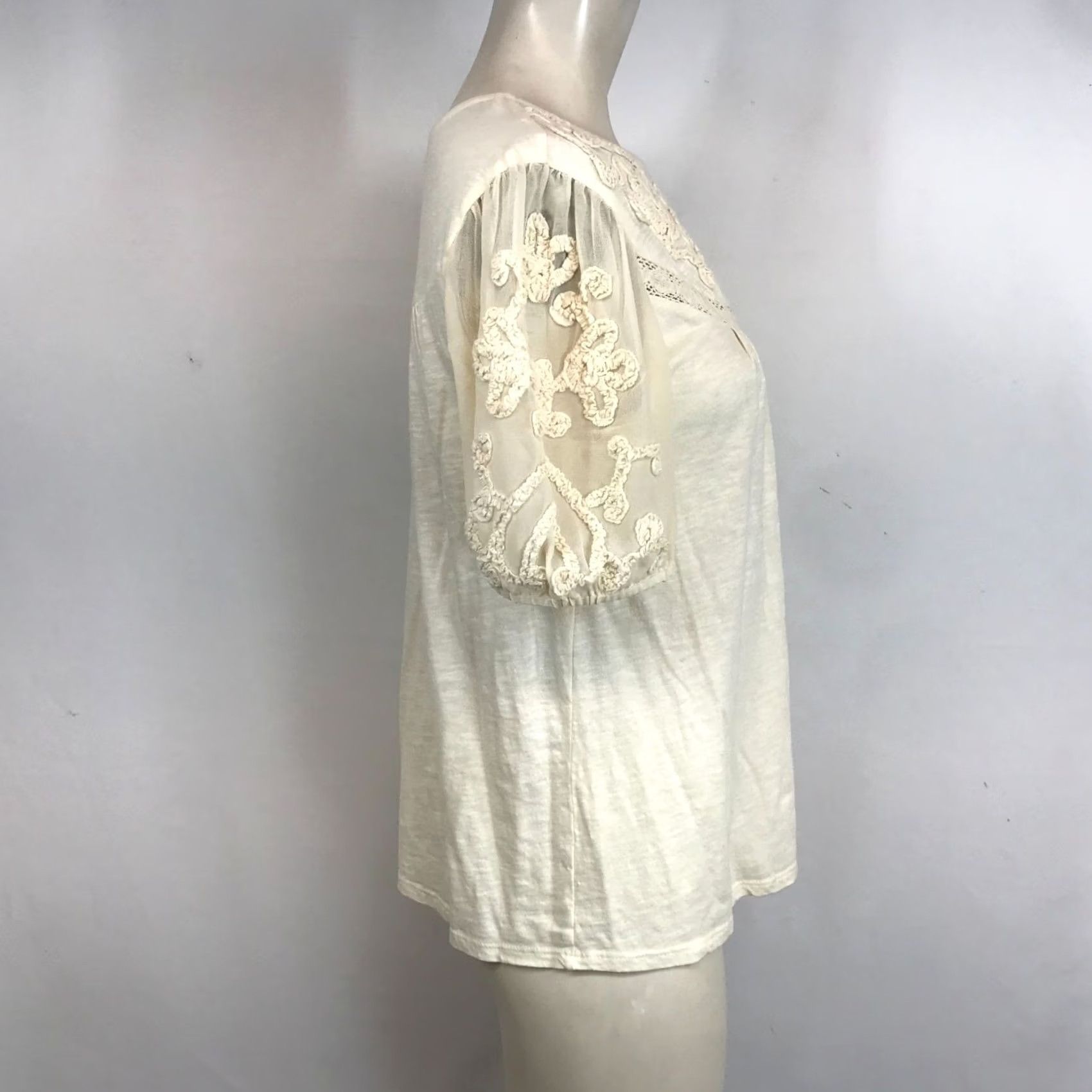 Anthropologie ANTHROPOLOGIE WOMEN'S S SMALL CREAM SHORT SLEEVE APPLIQUE COTTON TOP SHIRT Size S / US 4 / IT 40 - 4 Thumbnail