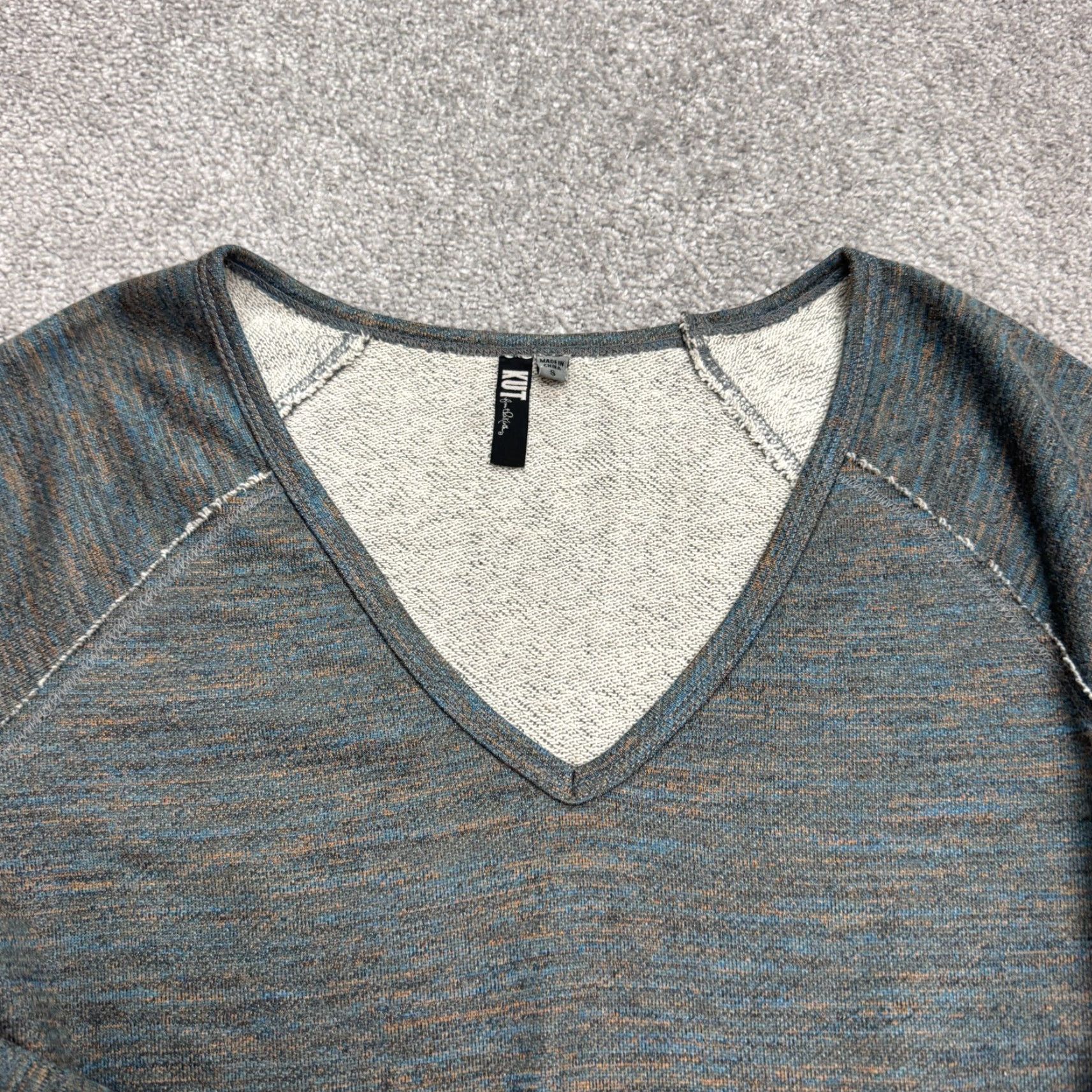 Vintage KUT from the Kloth Pullover Sweatshirt Womens Small Blue Heather V-Neck Raglan Sleeve, Logo, Breathable, Lightweight, Fleece, Cotton Blend, Solid Size S / US 4 / IT 40 - 3 Thumbnail