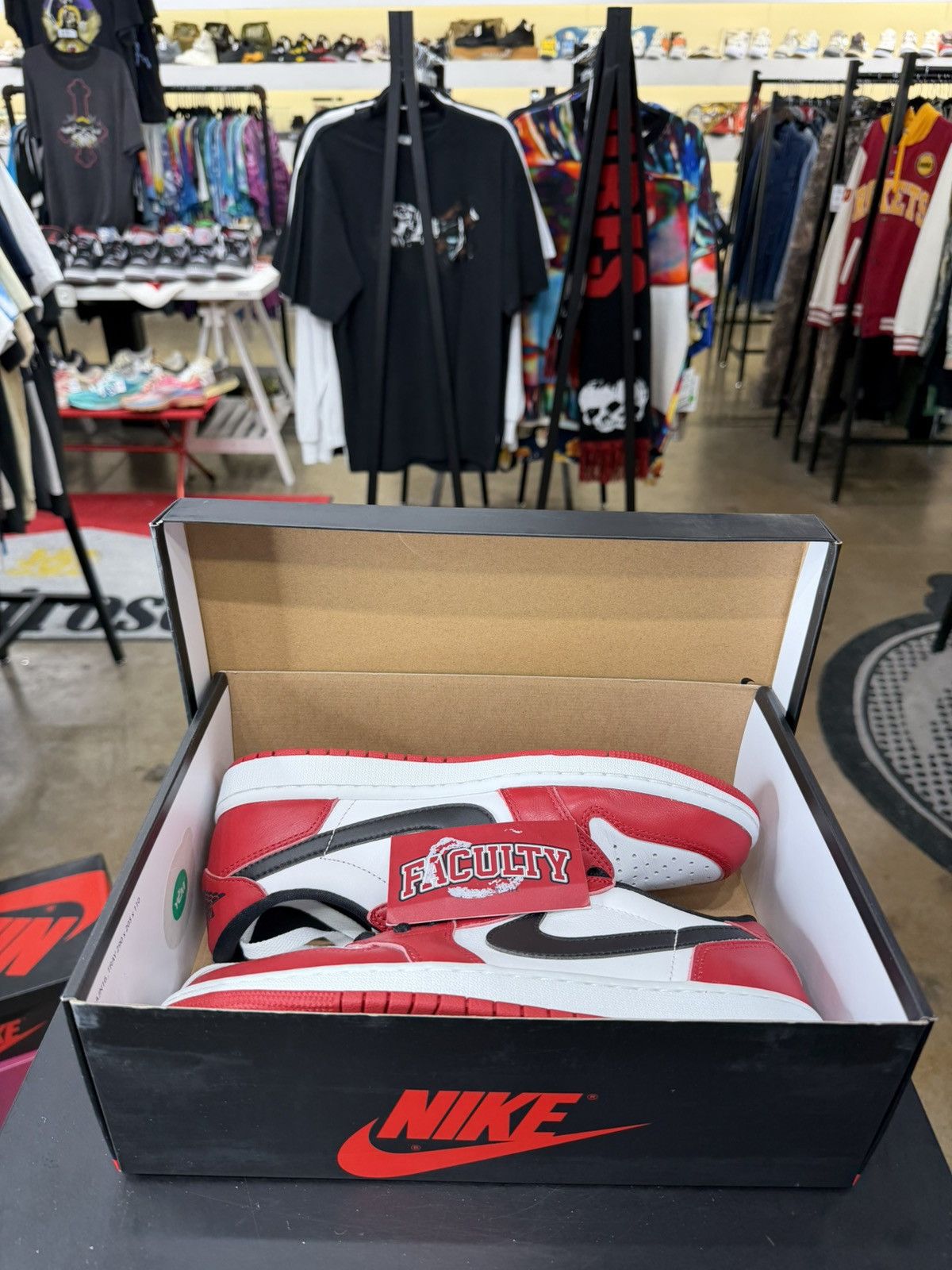Jordan Brand Air Jordan 1 Low Chicago Size 8 (2025) Size US 8 / EU 41 - 11 Thumbnail
