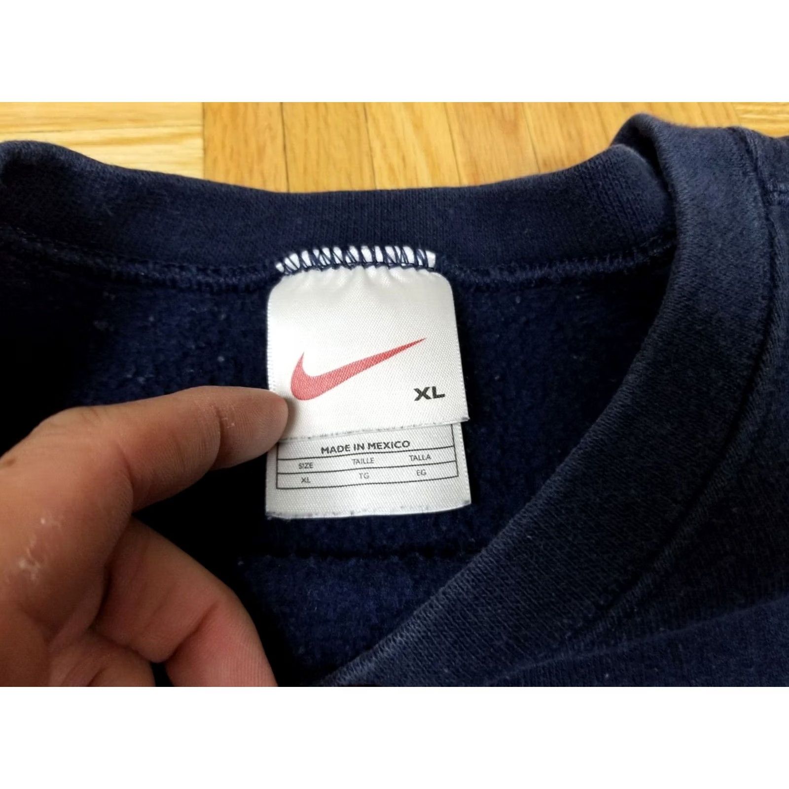 Nike VINTAGE Nike Corner Swoosh Navy Crewneck Sweatshirt XL Mens Crew Neck Pullover Shirt 90s Cotton/Blue Size US XL / EU 56 / 4 - 2 Thumbnail
