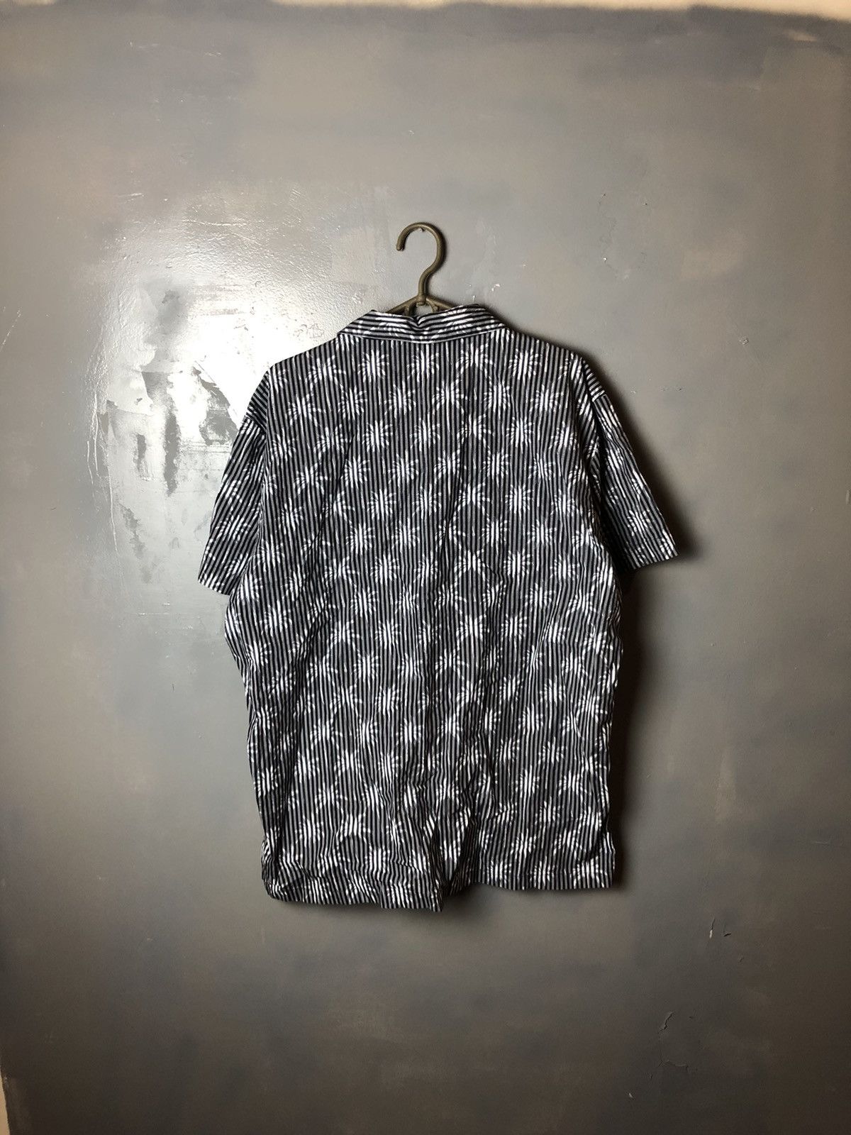 Hugo Boss Men’s crazy Shirt Hugo Boss size Xl Size US XL / EU 56 / 4 - 7 Thumbnail