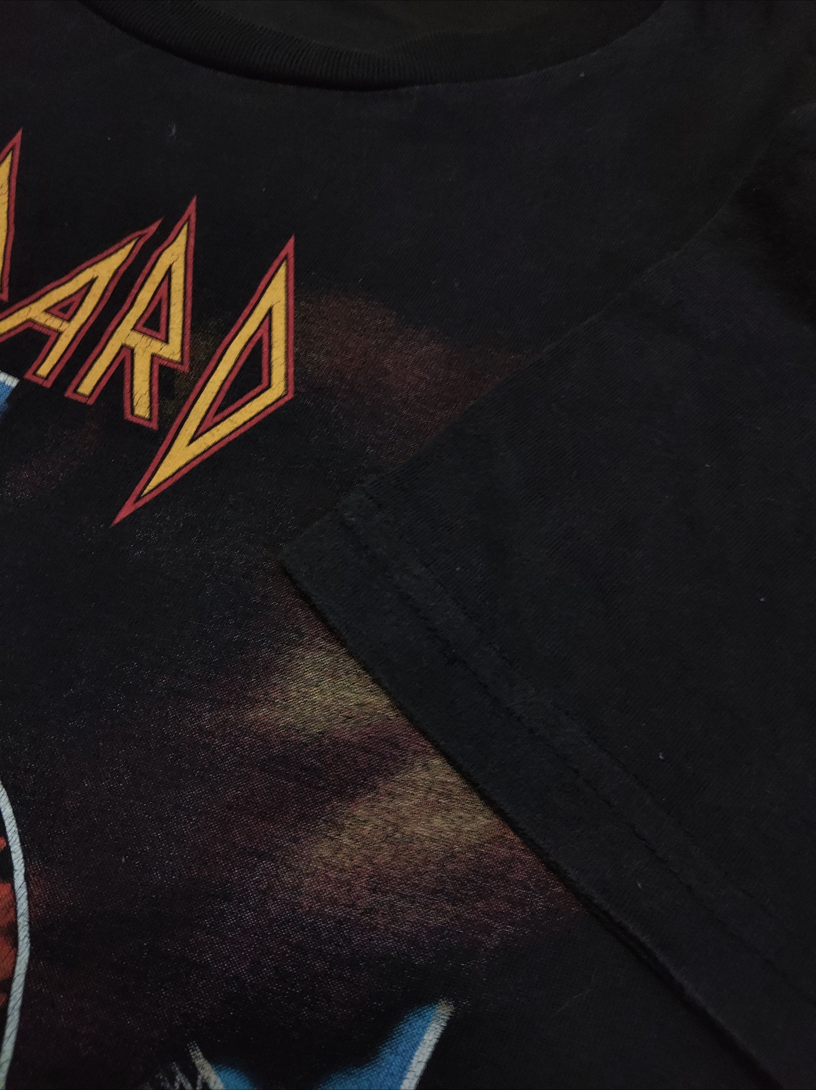 Band Tees Vintage 90s DEF LEPPARD Pyromania rock band t shirt Size US M / EU 48-50 / 2 - 5 Thumbnail