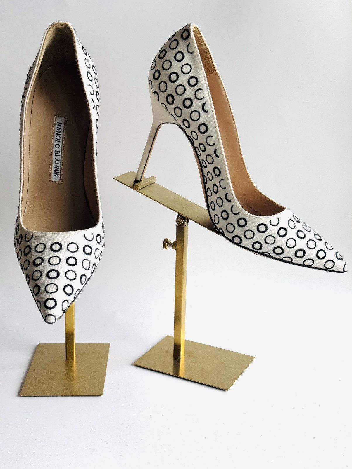 Manolo Blahnik Manolo Blahnik Bb pump embroidered black dots sz 40 Size US 10 / IT 40 - 5 Thumbnail