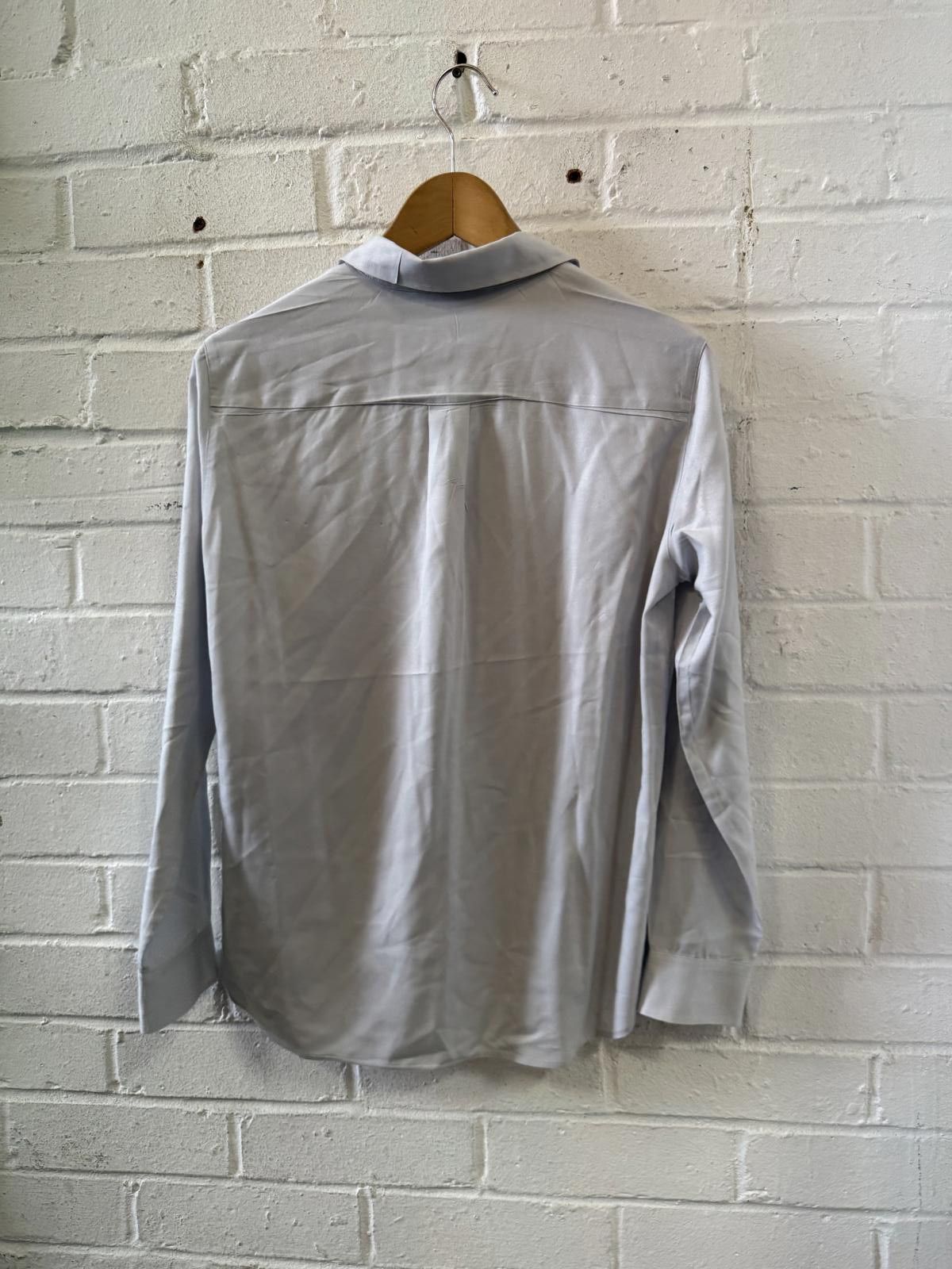 Uniqlo Uniqlo Women's Light Gray Button-Up Shirt XS Size XS / US 0-2 / IT 36-38 - 4 Thumbnail