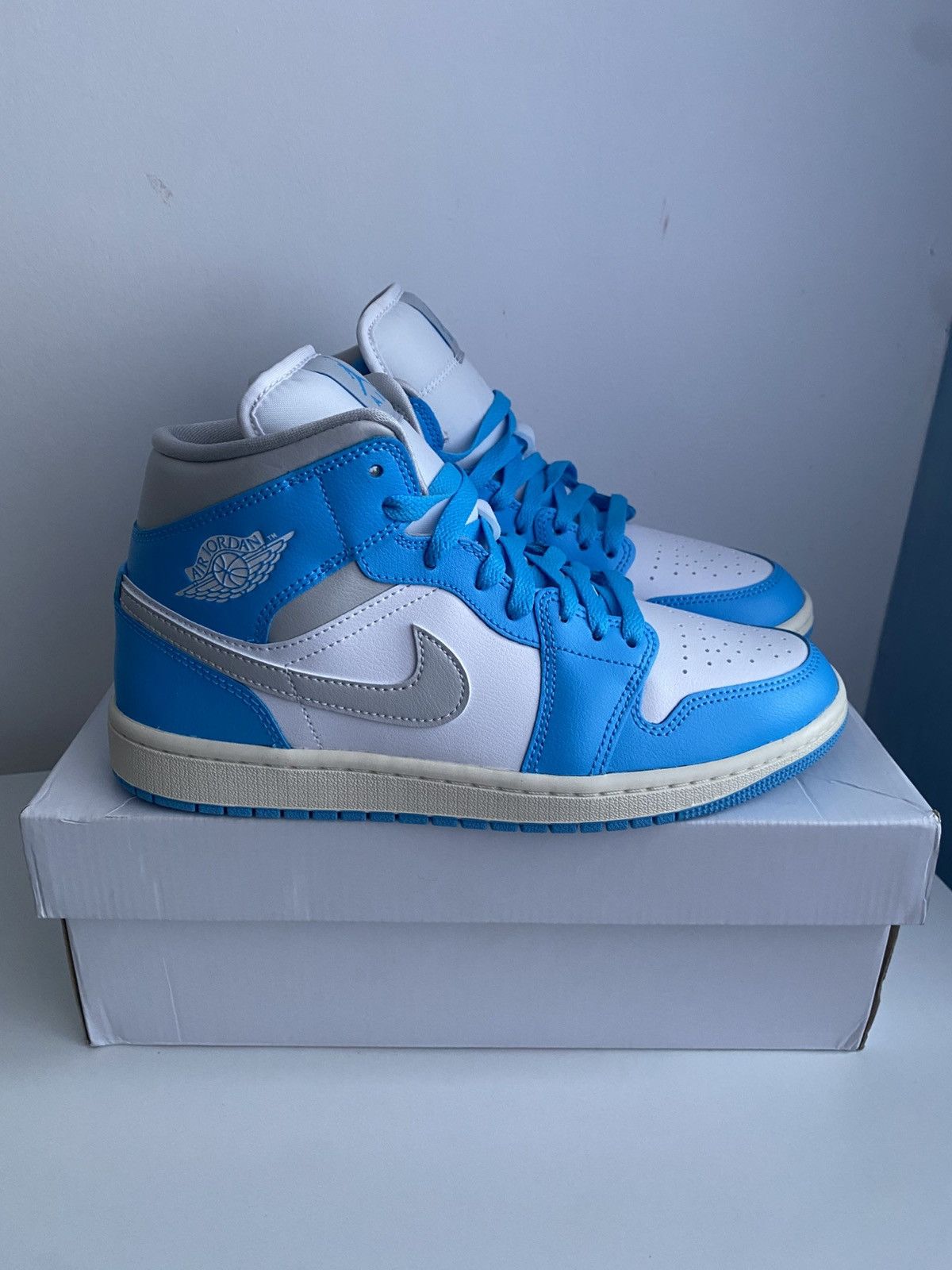 Jordan Brand Nike Air Jordan 1 Mid "Dark Powder Blue / UNC" Size US 9 / IT 39 - 2 Thumbnail