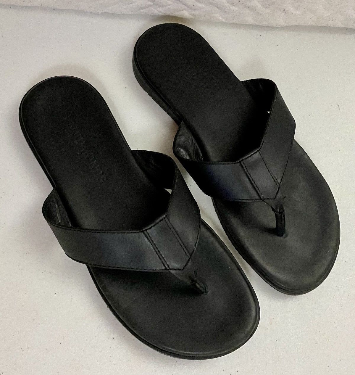 Allen Edmonds Allen Edmonds Black Leather Oscar Thong Sandals 11 D VGC Size US 11 / EU 44 - 1 Thumbnail