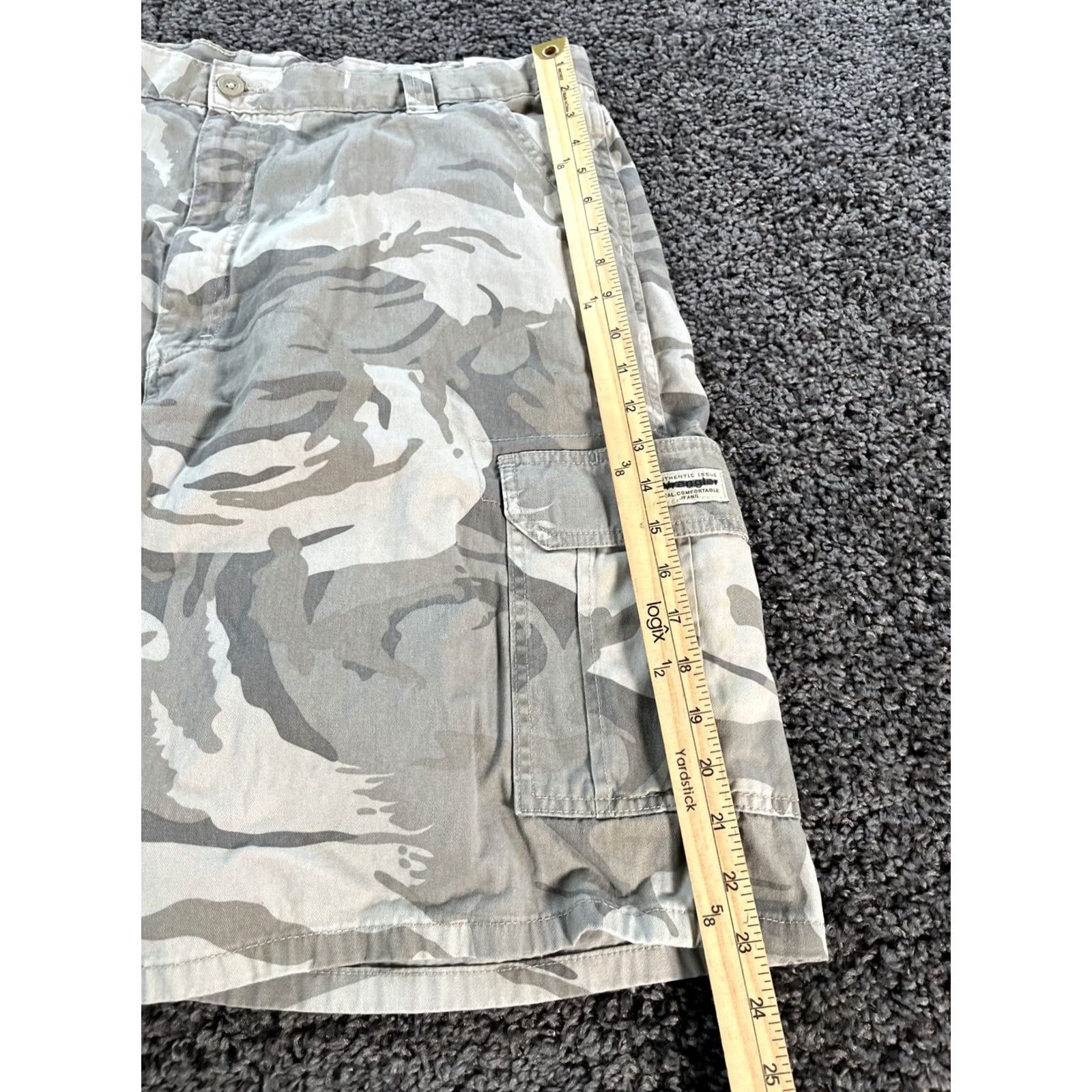 Wrangler Wrangler Shorts Mens 38 Cargo Short Camouflage Pockets Cargo Hipster Outdoor American Logo Casual Workwear Grey Cotton Flat Front Regular Size 38 Mens Size US 38 / EU 54 - 2 Thumbnail