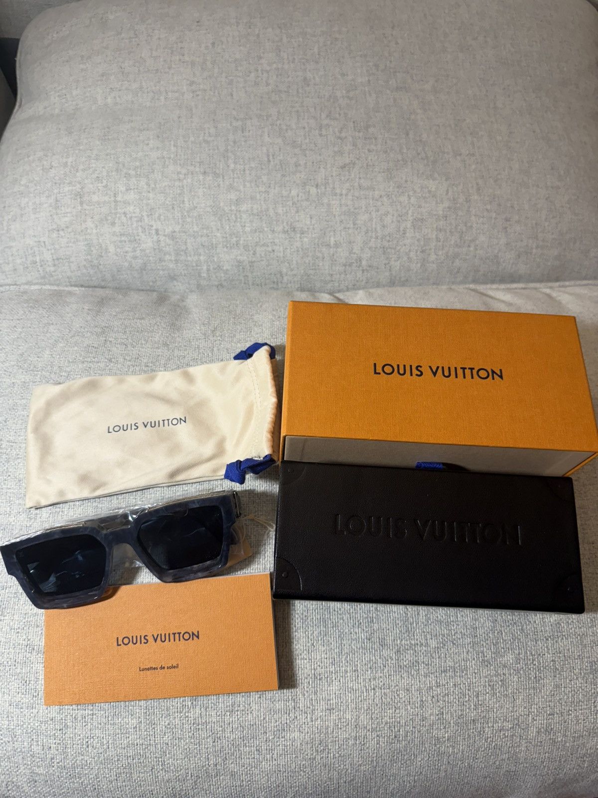 Louis Vuitton Rare Louis Vuitton Millionaires 1.1 Gris  display picture 1