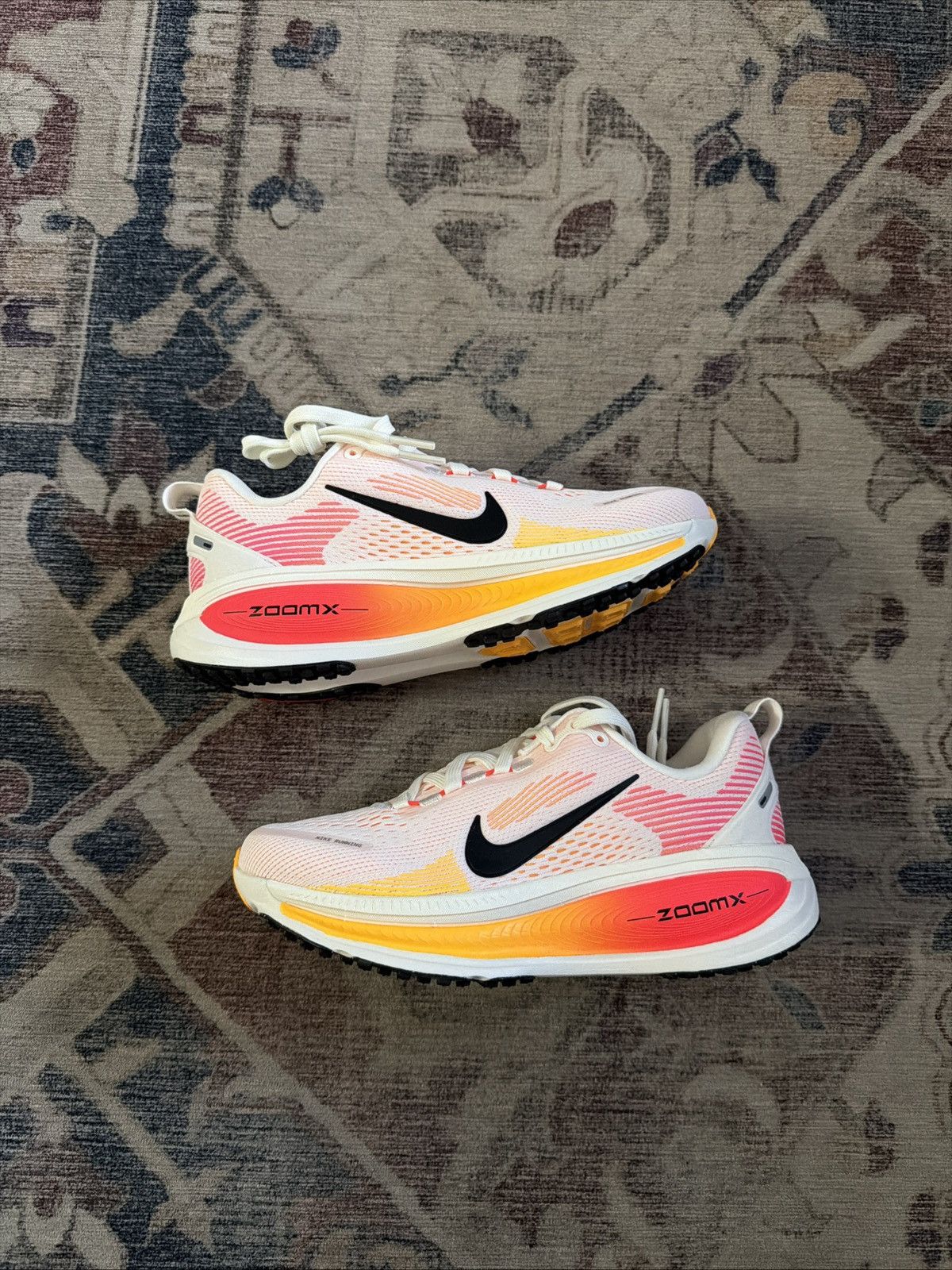 Nike Nike Vomero 18 Size US 5 / IT 35 - 1 Thumbnail