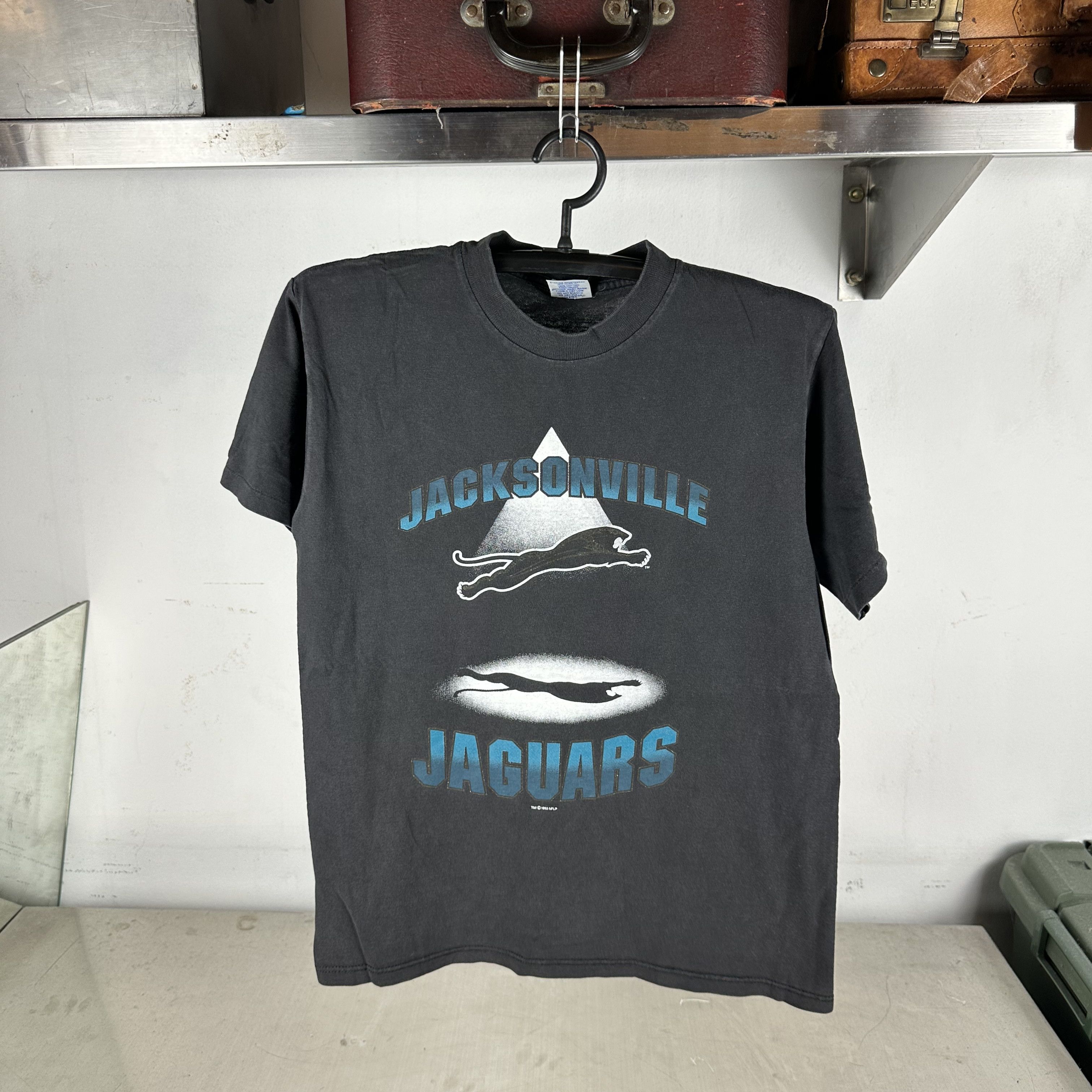 Vintage ​​​​1993 Jacksonville Jaguars Football NFL Starter T-shirt Size US S / EU 44-46 / 1 - 1 Thumbnail