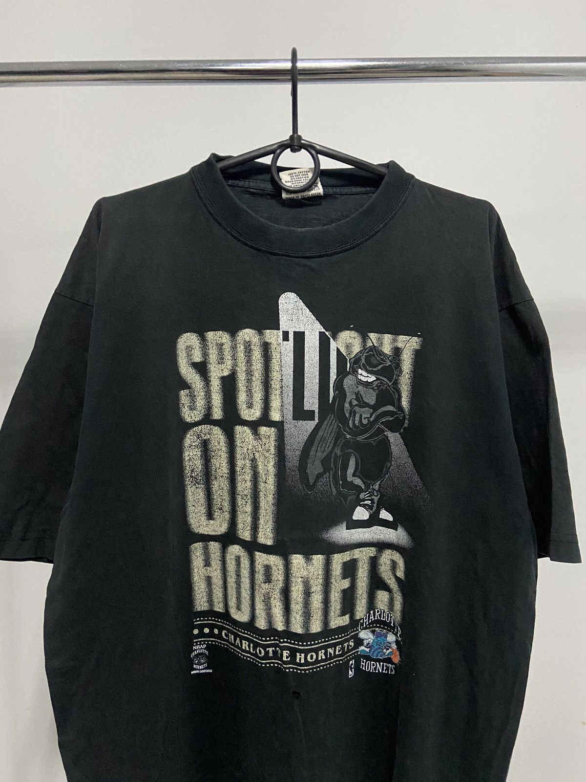 NBA × Vintage Charlotte Hornets Vintage T Shirt Big Logo NBA Size US XL / EU 56 / 4 - 2 Thumbnail