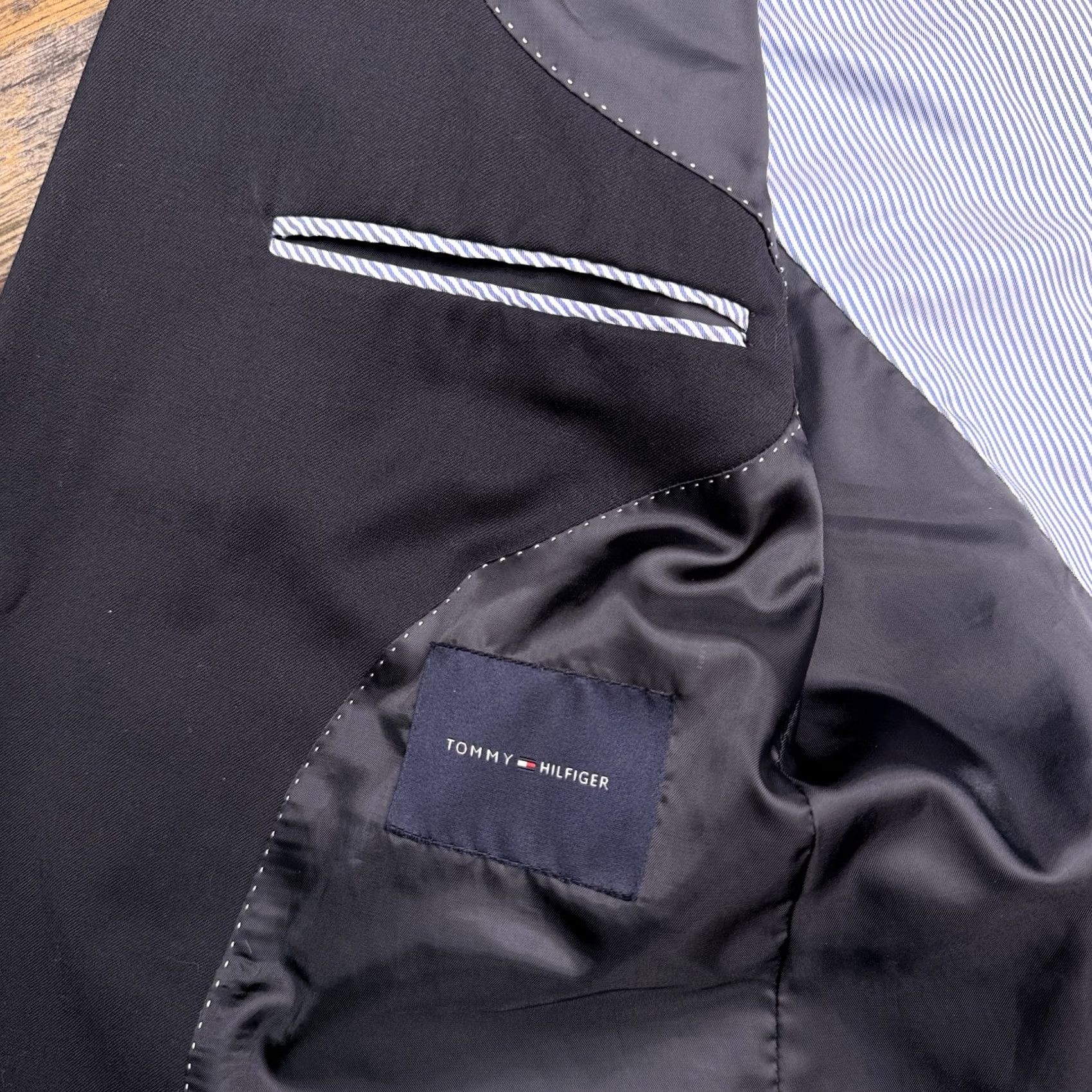 Tommy Hilfiger Tommy Hilfiger Suit Jacket 42R Black Blazer Wool Regular Mens Blazer 2-Button Notch Lapel, Double-Vented, Dry Clean Only, Solid, Vintage: No Size 42R - 4 Thumbnail
