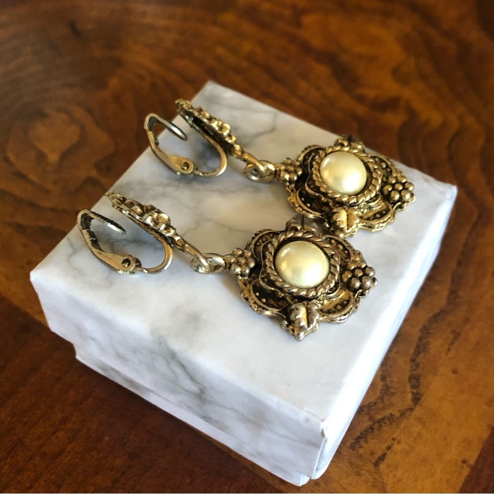 Vintage Vintage antique gold tone cream glass pearl clip on earring Size ONE SIZE - 3 Thumbnail
