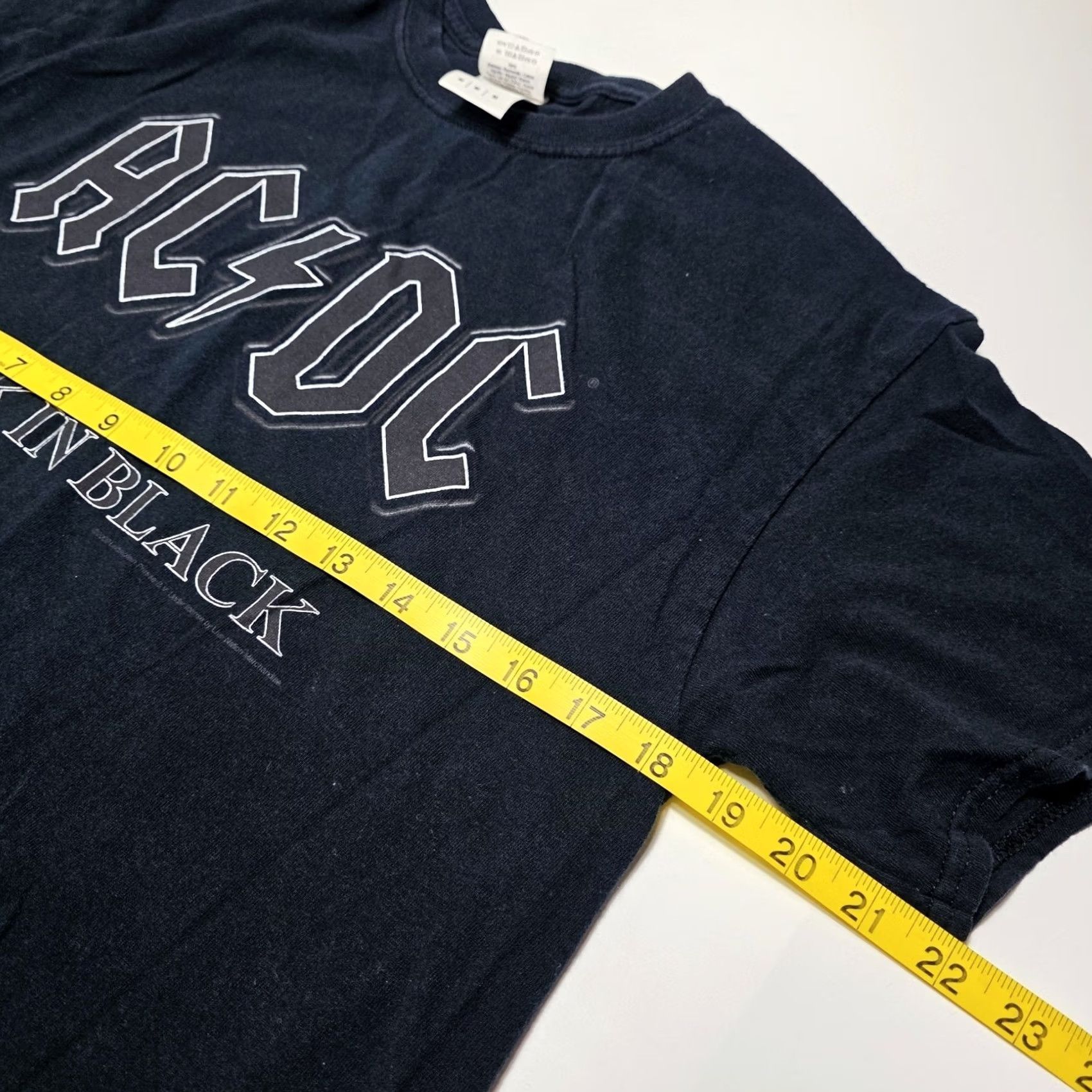 Gildan AC/DC Back In Black T-Shirt Men M 2009 Rockband Logo Short Sleeve Crew Neck Black Gildan 100% Cotton Size US M / EU 48-50 / 2 - 4 Thumbnail