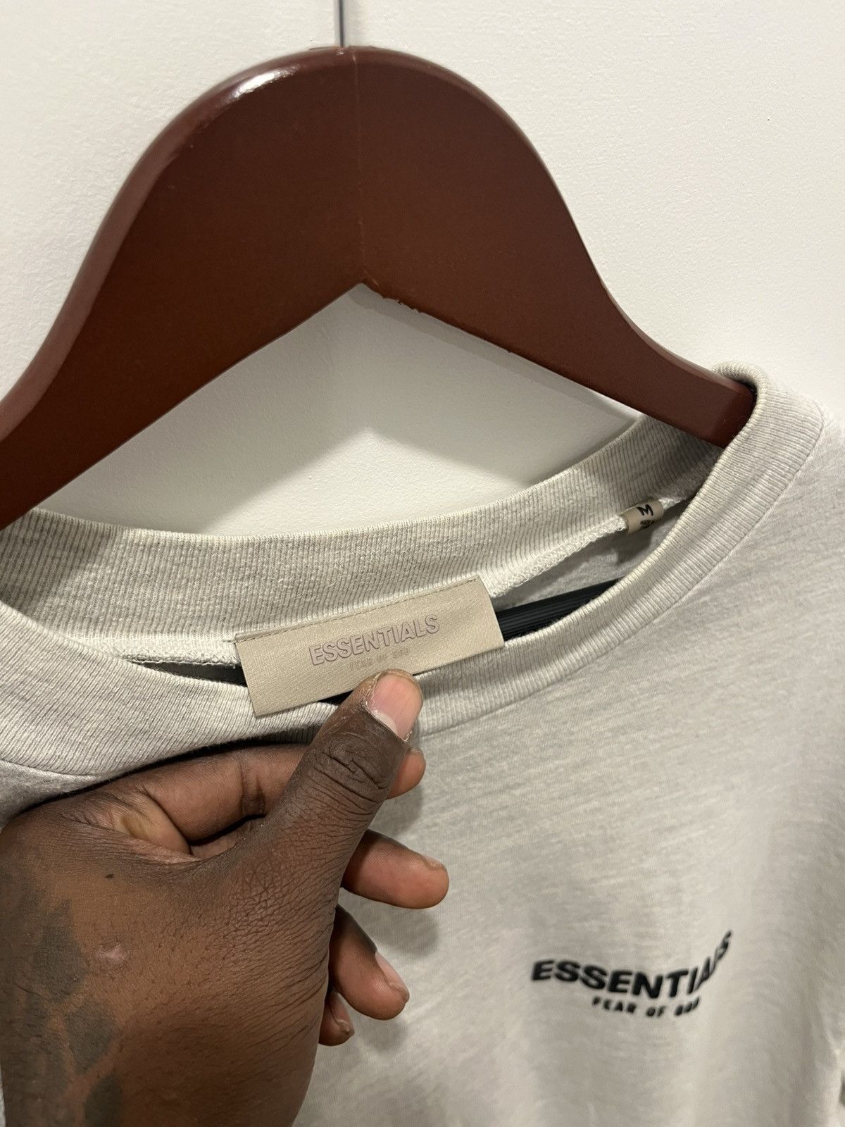 Fear of God fear of god essentials t-shirt (ss22) light oatmeal Size US M / EU 48-50 / 2 - 6 Thumbnail