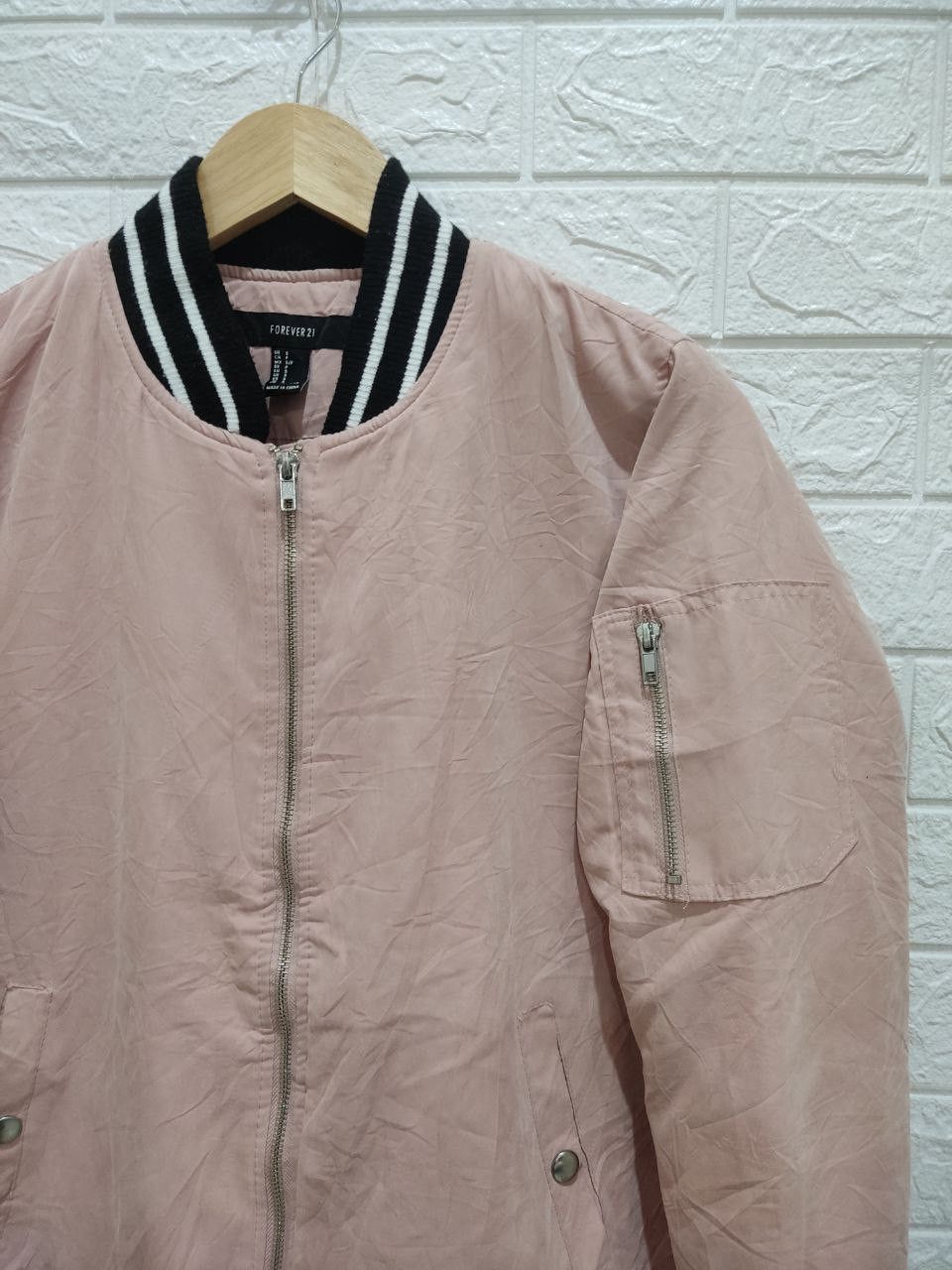 Forever 21 FOREVER 21 Hello Embroidered Graphic Bomber Jacket Size S / US 4 / IT 40 - 7 Thumbnail