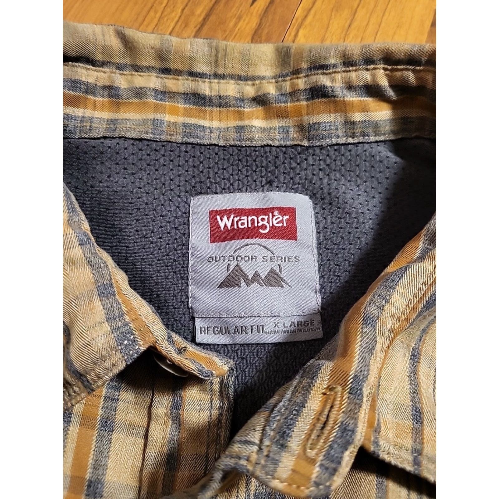 Wrangler Wrangler Outdoor Series XL Shirt Tan Plaid Long Sleeve Button-Up with Pockets Mens XL Tan Plaid Outdoor Series Shirt Size US XL / EU 56 / 4 - 7 Thumbnail