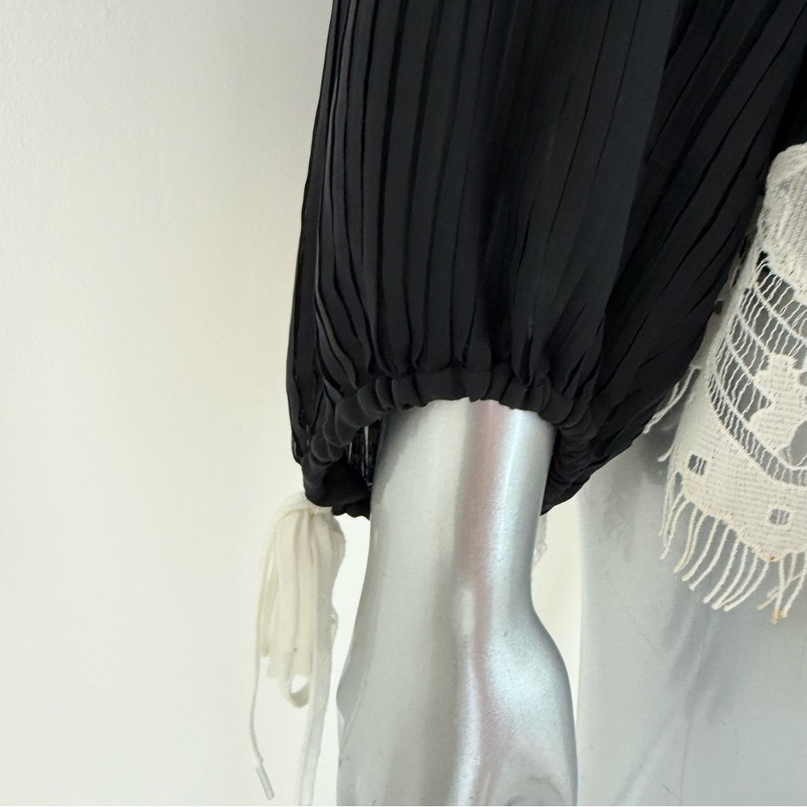 Chloe CHLOÉ Off-the-shoulder macrame women blouse size 36FR or S Size S / US 4 / IT 40 - 4 Thumbnail