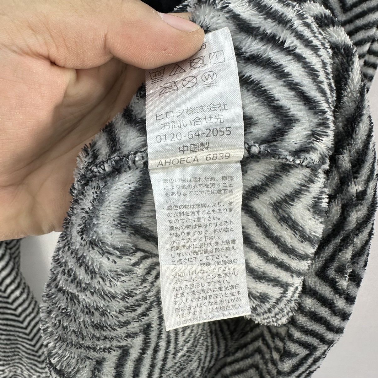 Japanese Brand Vintage A.V.V Homme Pullover Herringbone Fleece Turtle Neck Size US M / EU 48-50 / 2 - 15 Thumbnail