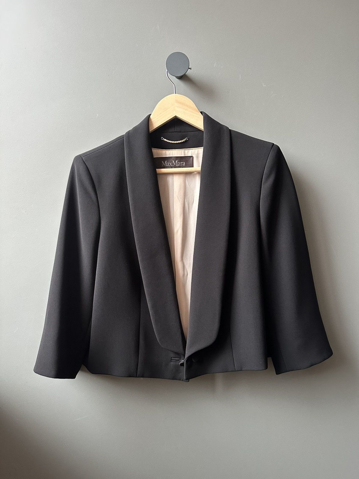 Max Mara Max Mara Cropped Tailored Black Blazer Shawl Lapel Size L / US 10 / IT 46 - 1 Thumbnail